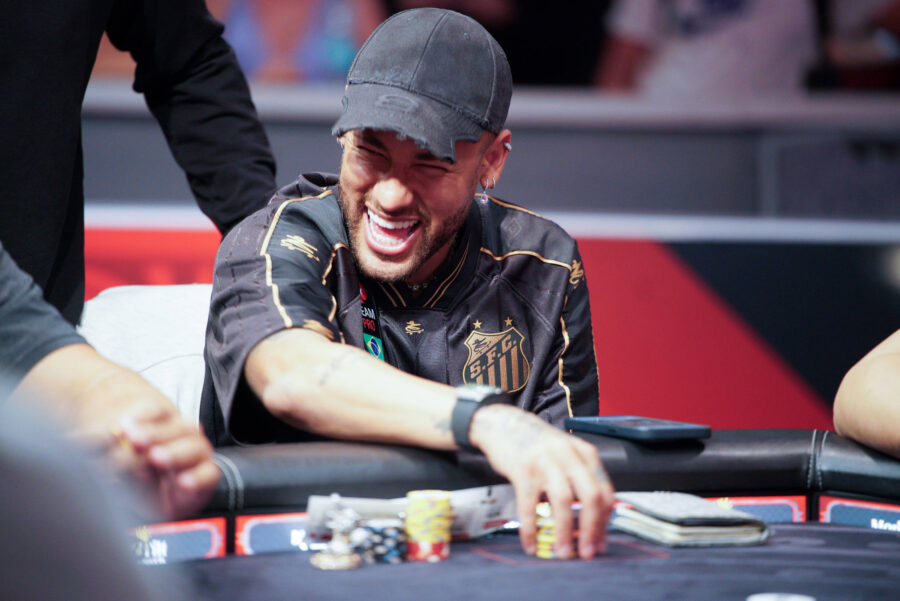 Neymar mentre gioca a poker