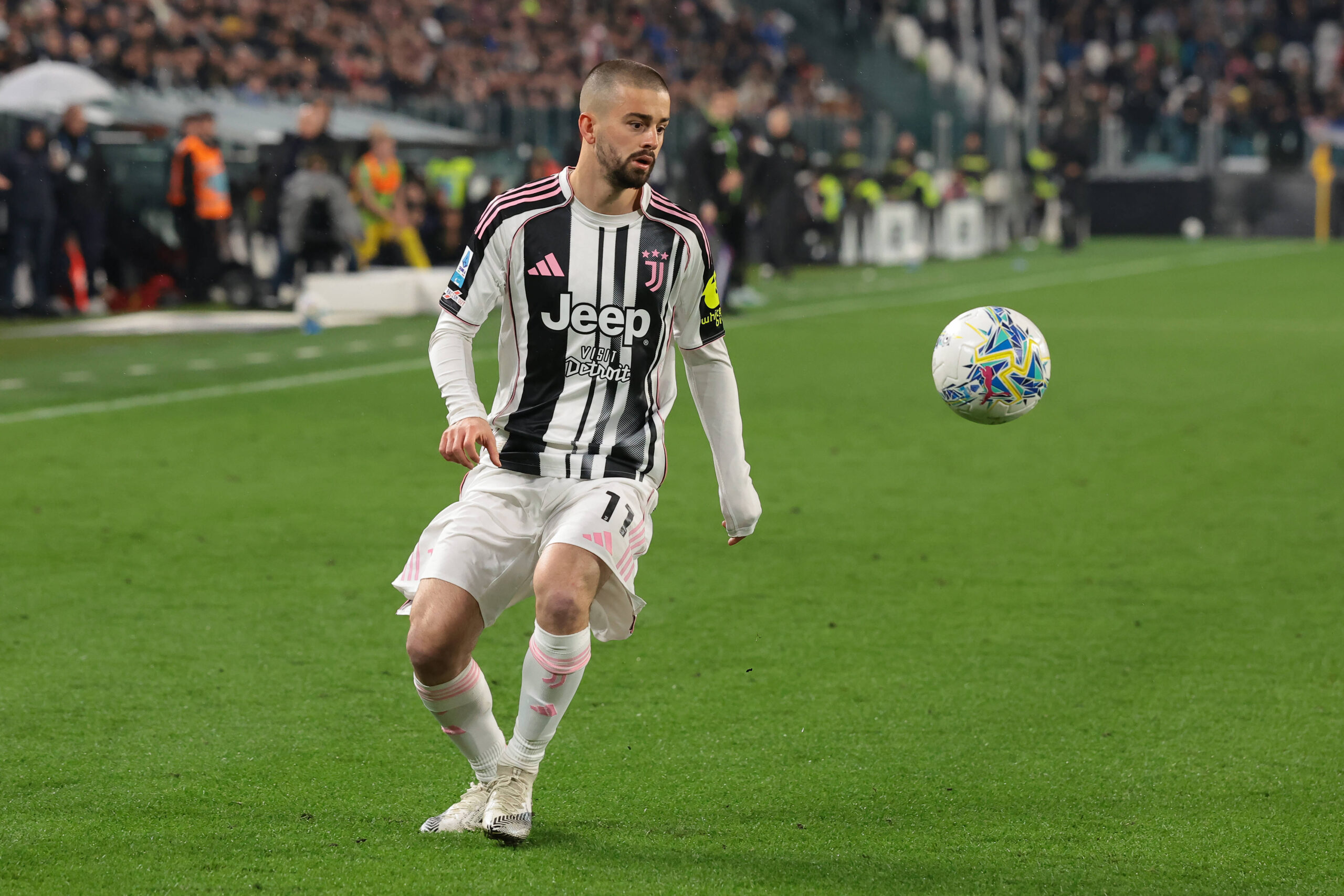 Edon Zhegrova in azione durante Juventus-Sassuolo