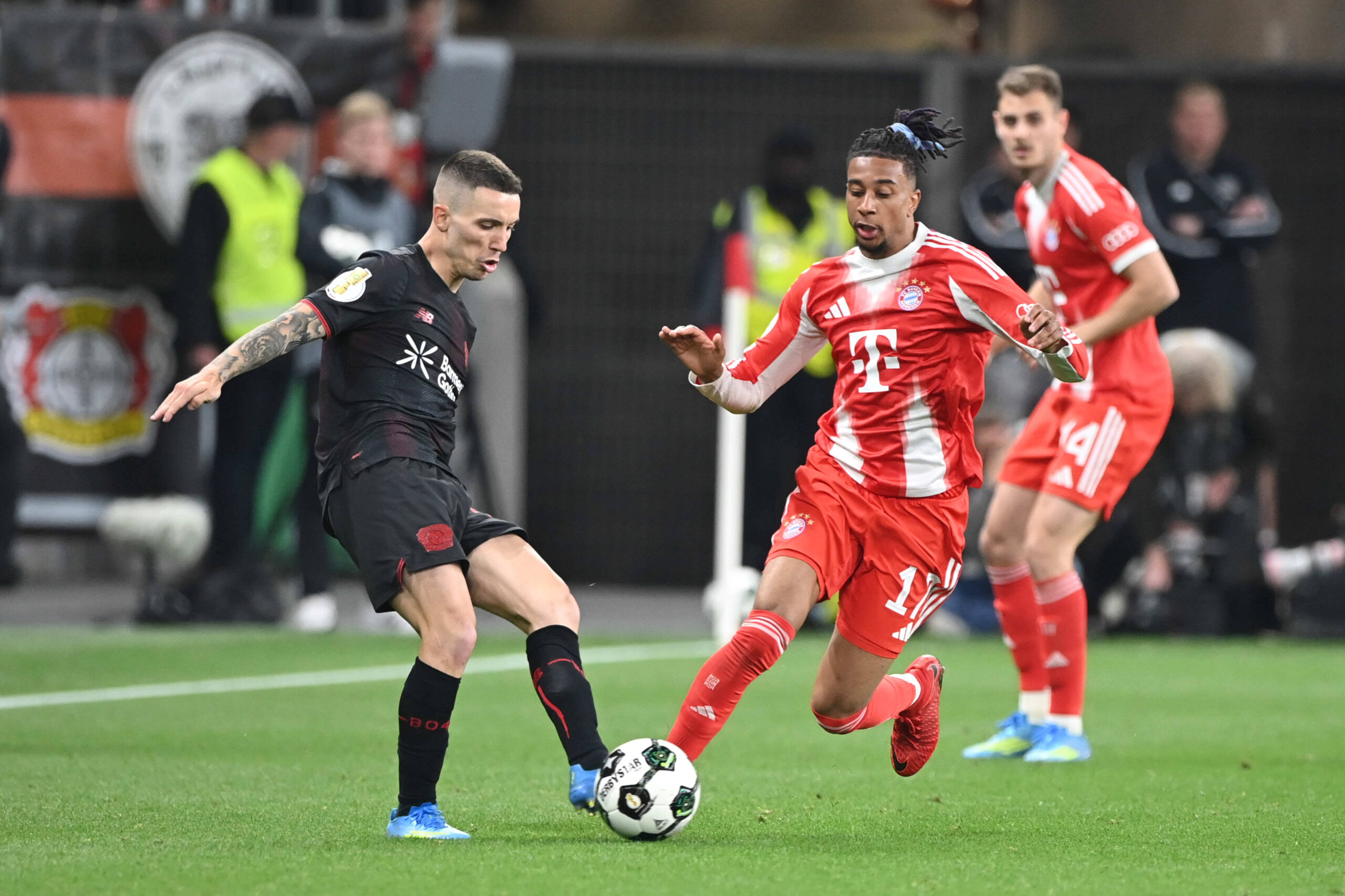 Alejandro Grimaldo in azione contro il Bayern Monaco