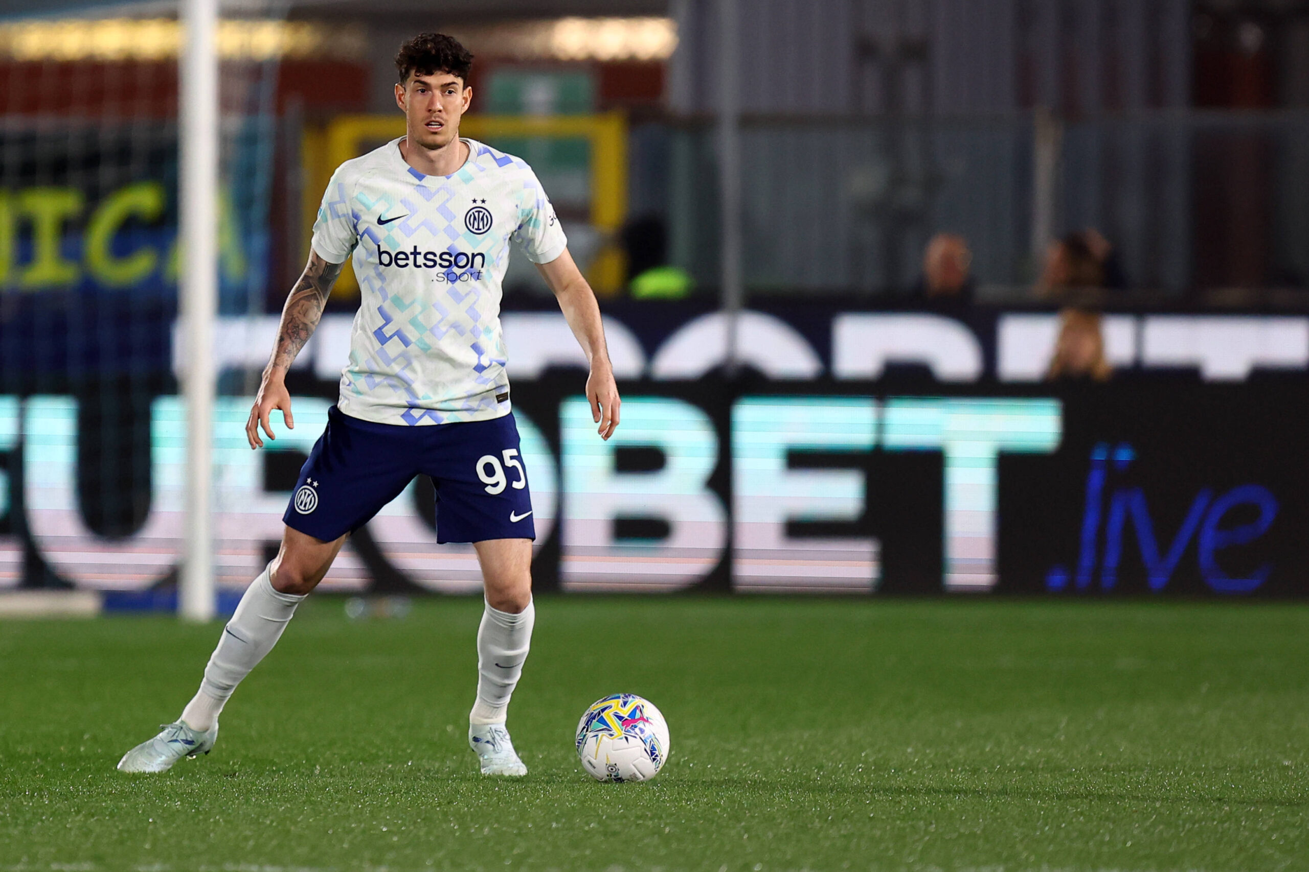 Alessandro Bastoni in azione durante Como-Inter