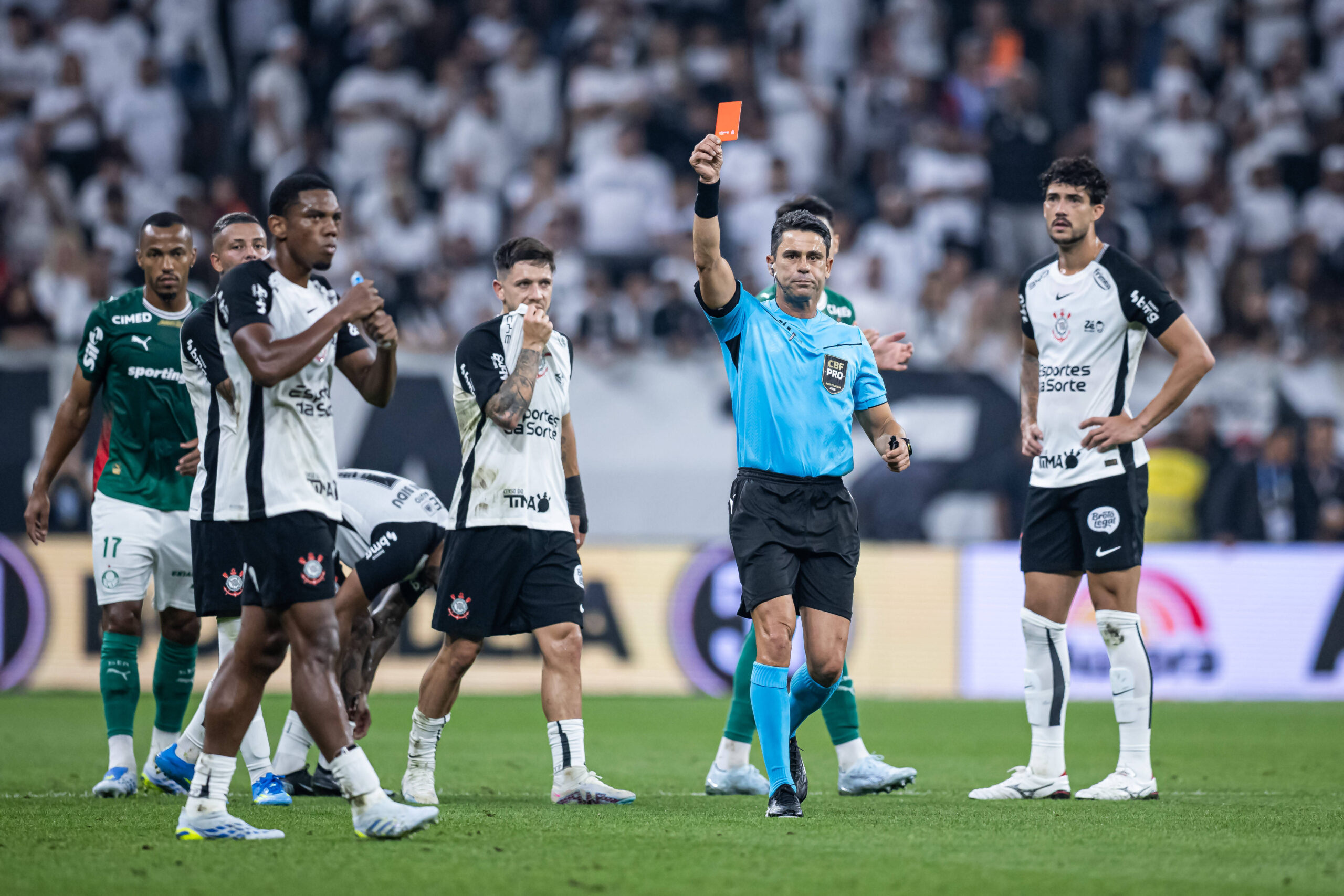 Clamorosa espulsione per André