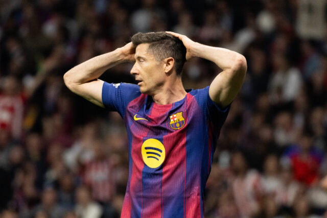 Lewandowski si dispera durante Atletico-Barcellona