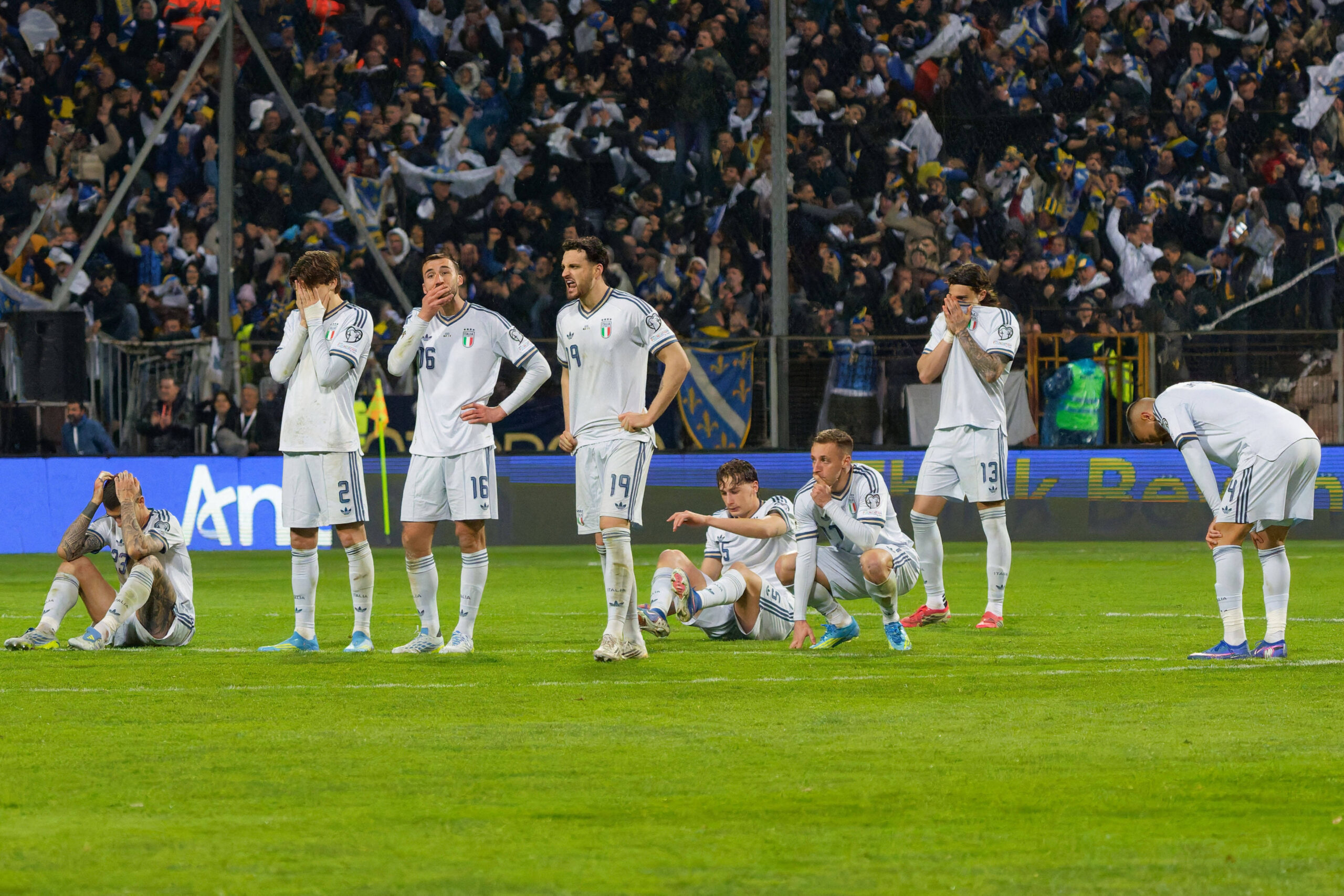 La delusione dei giocatori italiani dopo la sconfitta contro la Bosnia