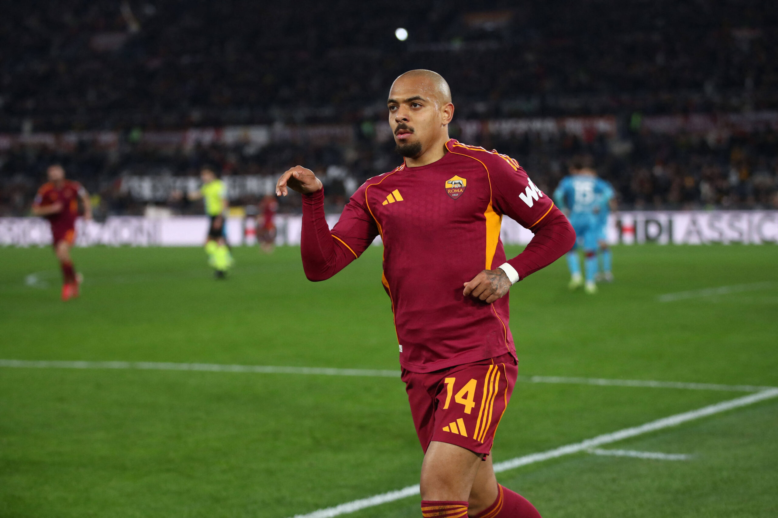 Malen esulta dopo un gol con la maglia della Roma