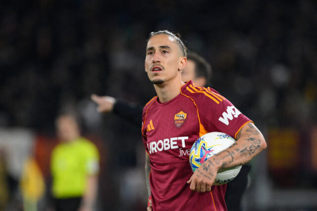 Tsimikas con la maglia della Roma