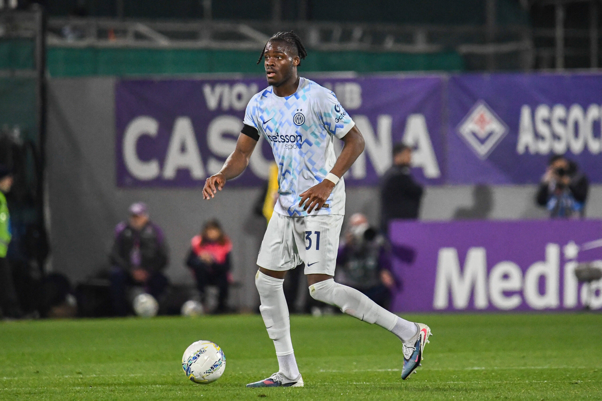 Yann Bisseck in azione durante Fiorentina-Inter