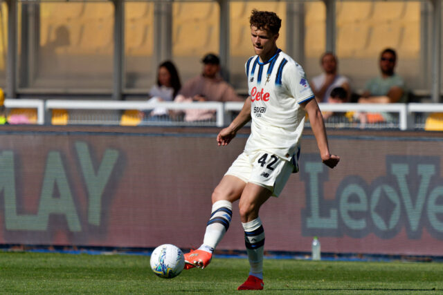 Giorgio Scalvini in azione durante Lecce-Atalanta