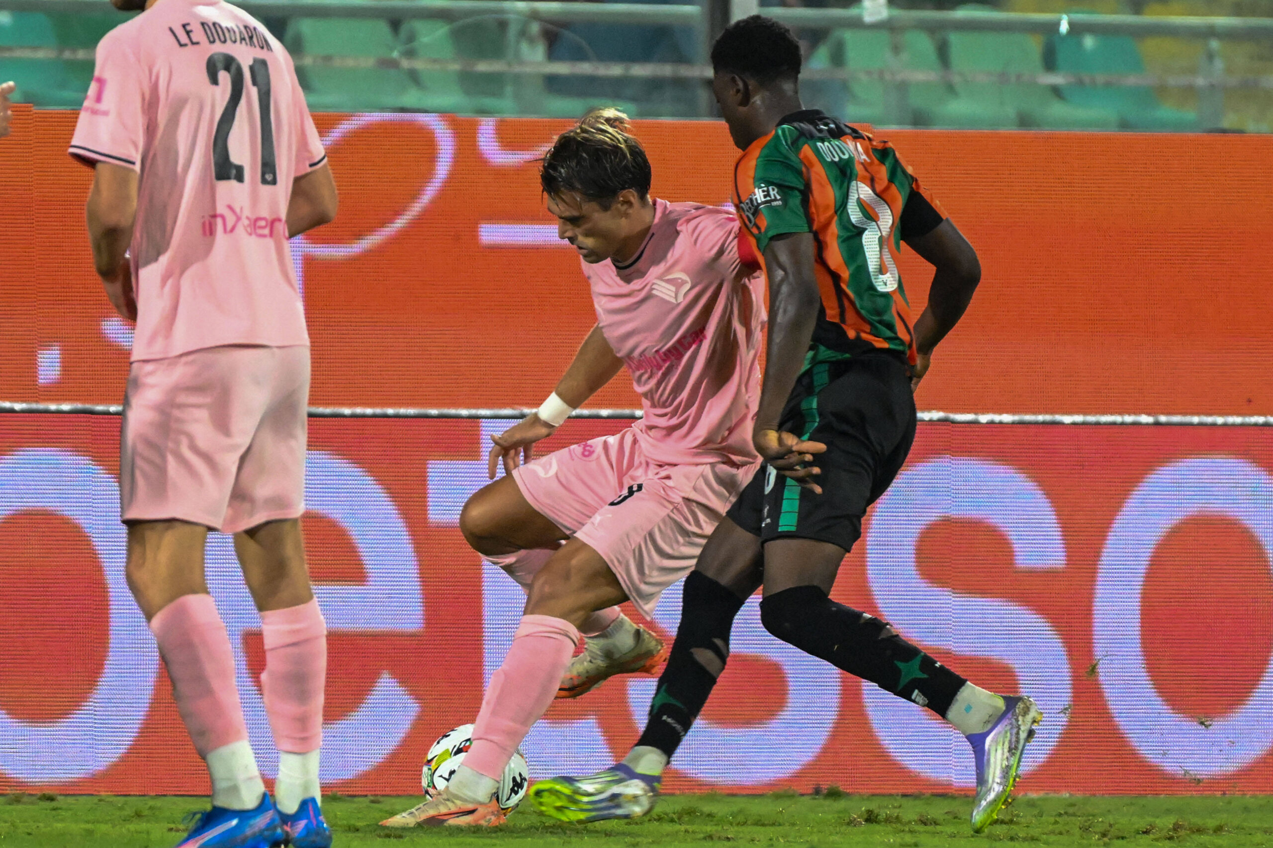CALCIO - Serie B - Palermo FC vs Venezia FC Jacopo Segre (Palermo F.C.) and Issa Doumbia (Venezia F.C.) during the Italian Serie BKT match between Palermo F.C. vs Venezia F.C. on 30 September 2025 at the Renzo Barbera stadium in Palermo, Italy Palermo Italy PUBLICATIONxNOTxINxFRAxUK Copyright: xIPAxSport ABACAx