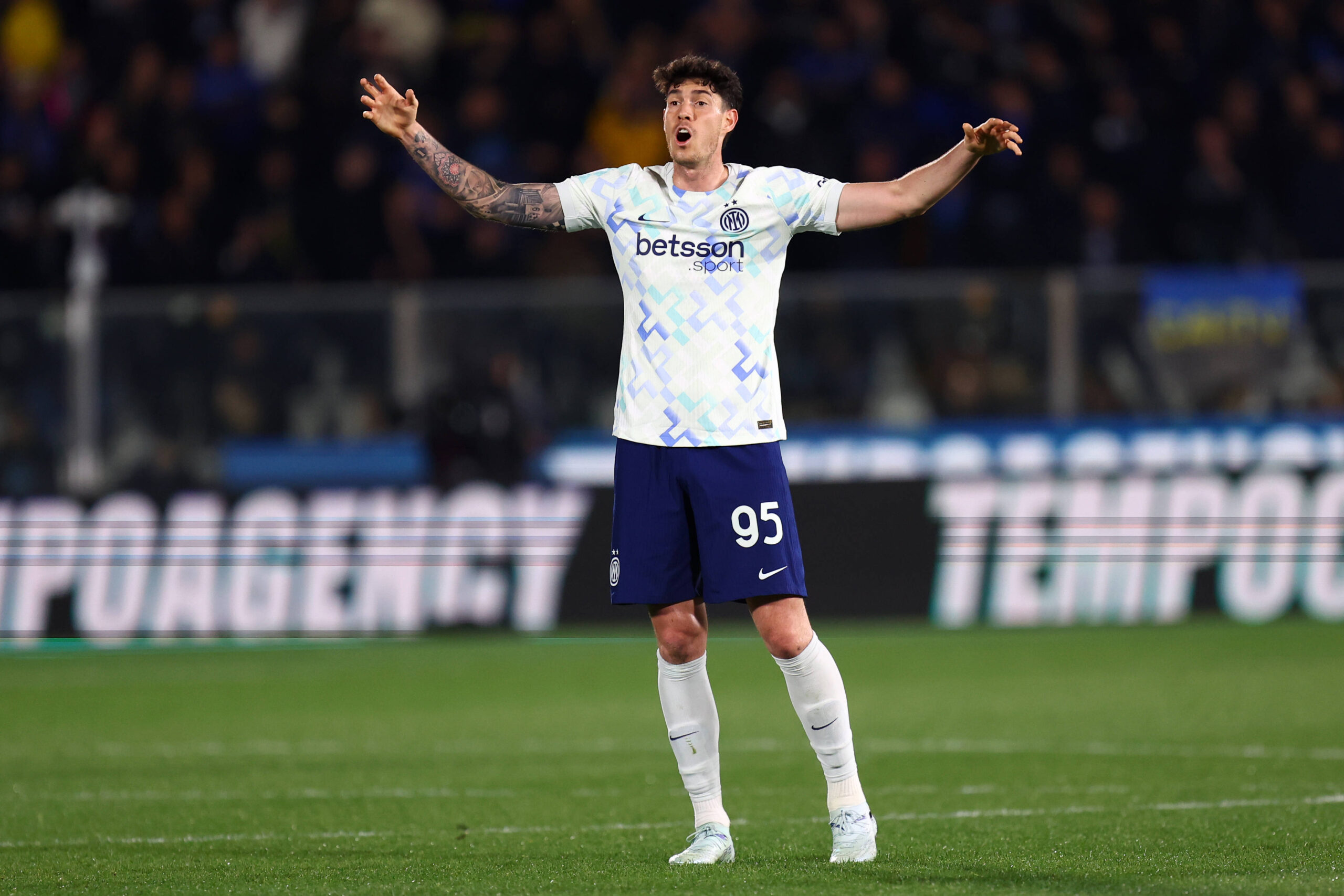 Bastoni durante Como-Inter