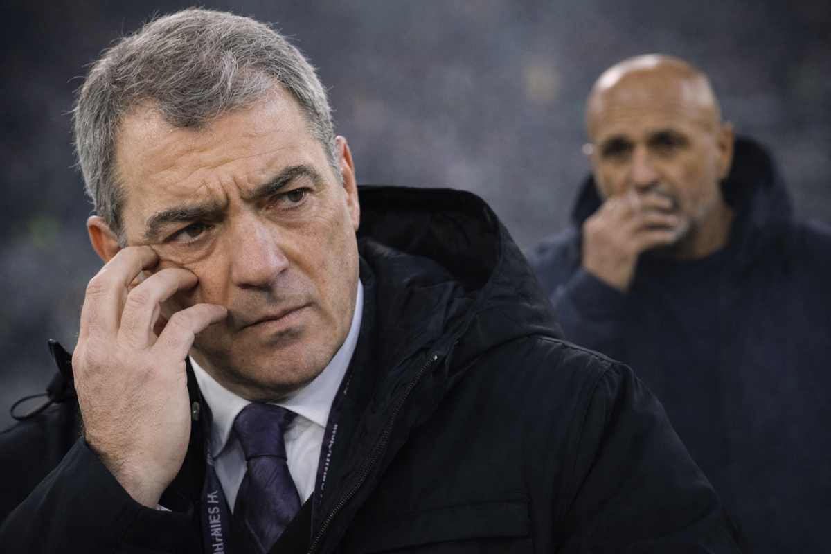 Comolli e Spalletti, sullo sfondo, preoccupati per il mercato della Juve, immagine creata con l'intelligenza artificiale