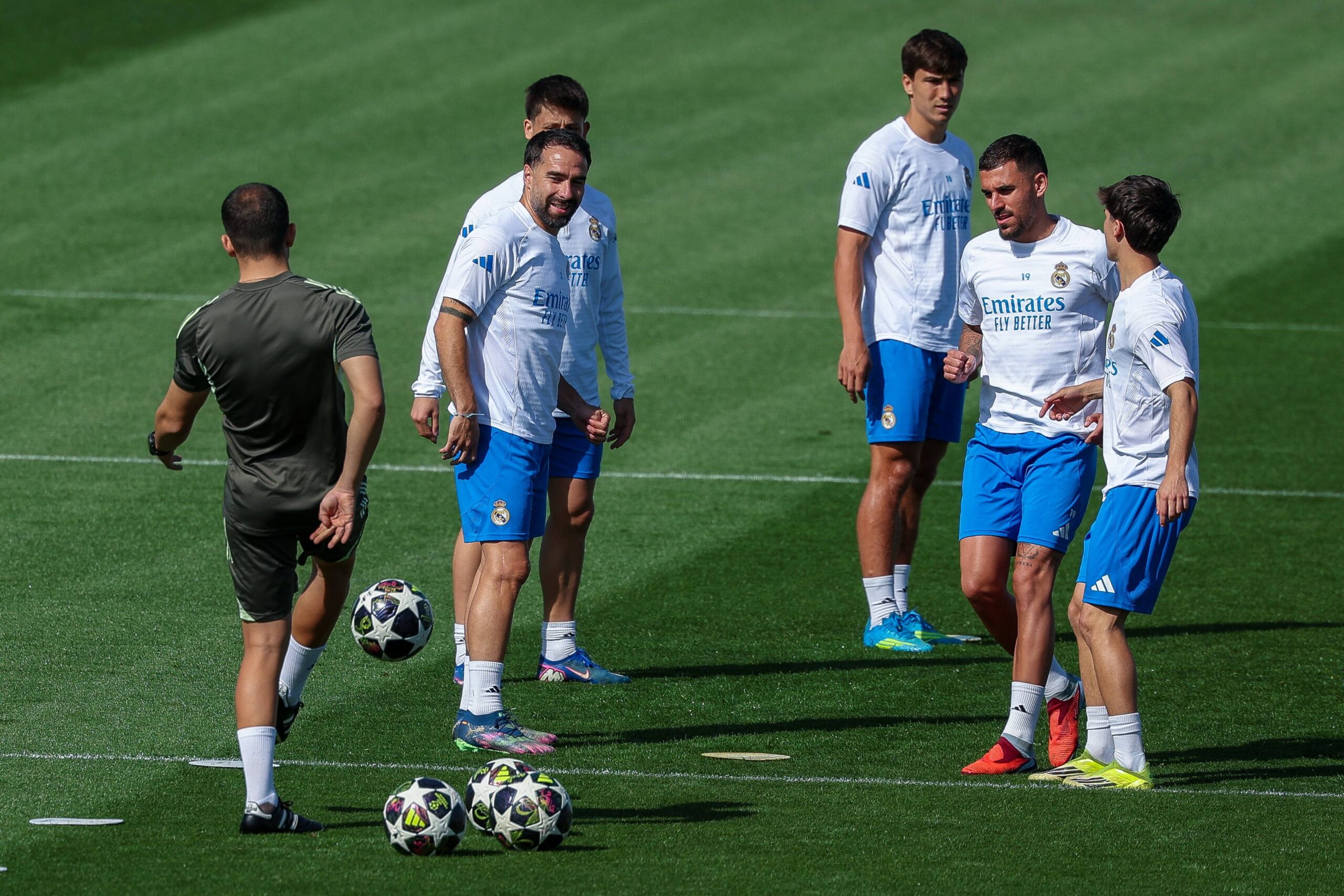 Daniel Carvajal Ramos 2 (CF Real Madrid) wartet auf einen Ball von einem Mitarbeiter des Staff, dabei Daniel Ceballos Fernandez 19 (CF Real Madrid), Gonzalo Garcia Torres 16 (CF Real Madrid) und Arda Gueler 15 (CF Real Madrid), Training, CF Real Madrid, Fussball, Maenner, UEFA Champions League, Saison 2025 2026, Abschlusstraining vor dem Viertelfinal-Hinspiel (Quarter Finals 1st Leg) gegen den FC Bayern Muenchen, 06.04.2026 Valdebebas bei Madrid Madrid Spanien *** Daniel Carvajal Ramos 2 CF Real Madrid waits for a ball from a member of the staff, with Daniel Ceballos Fernandez 19 CF Real Madrid , Gonzalo Garcia Torres 16 CF Real Madrid and Arda Gueler 15 CF Real Madrid , Training, CF Real Madrid, Football, Men, UEFA Champions League, 2025 2026 season, Final training before the Quarter Finals 1st Leg first leg against FC Bayern Muenchen, 06 04 2026 Valdebebas near Madrid Madrid Spain Copyright: xkolbert-press MartinxAgüerax