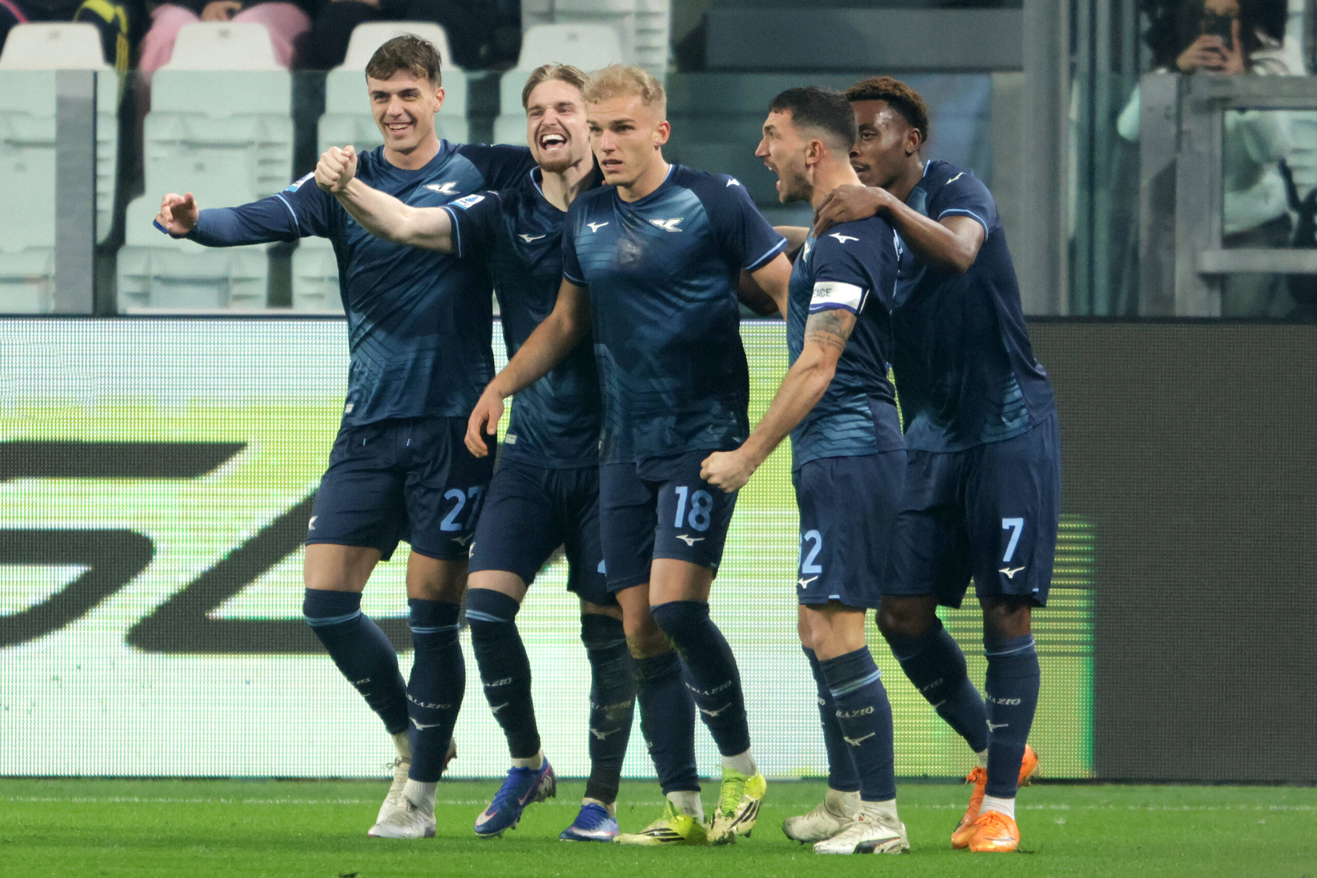 Gruppo Lazio esulta dopo un gol