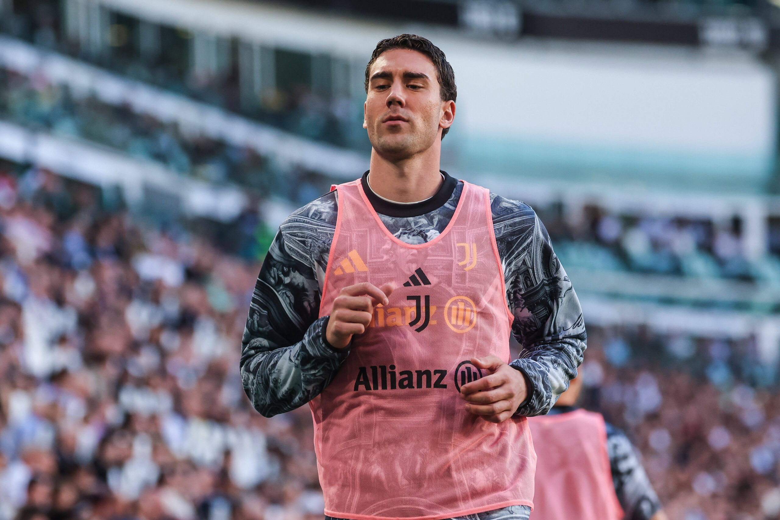 Vlahovic durante un riscaldamento prima di una gara