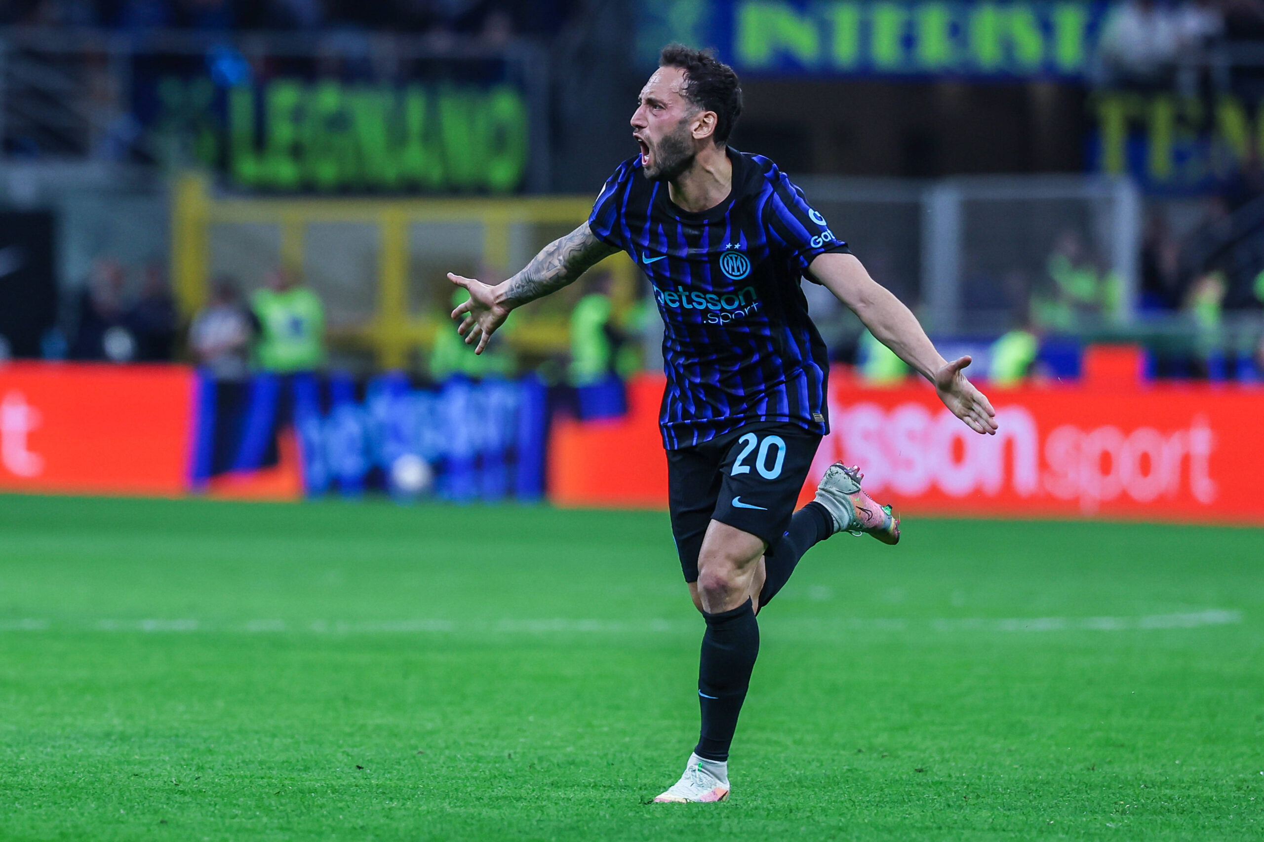 Calhanoglu esulta dopo il gol alla Roma