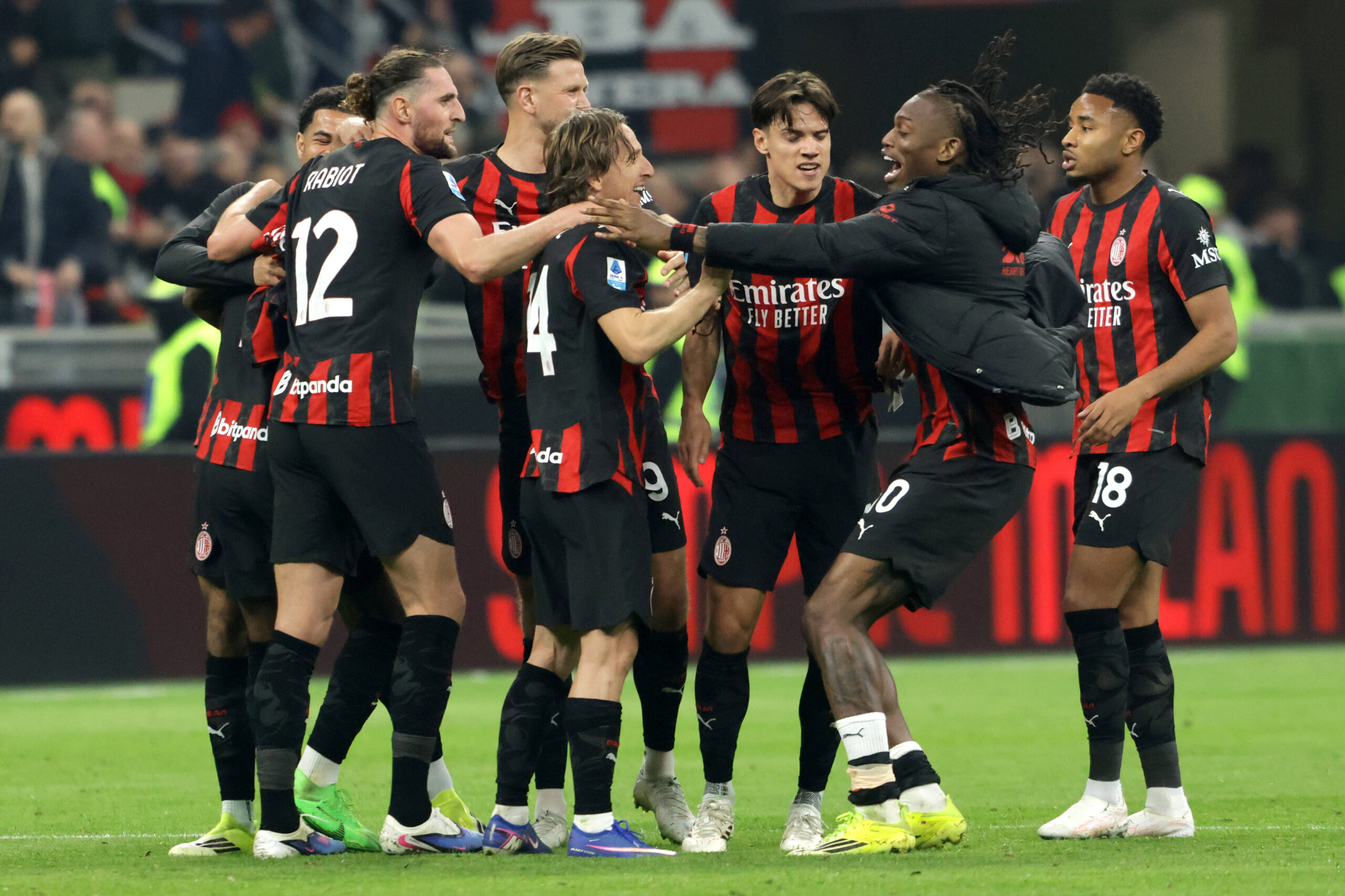 Gruppo giocatori del Milan esulta dopo la vittoria nel derby