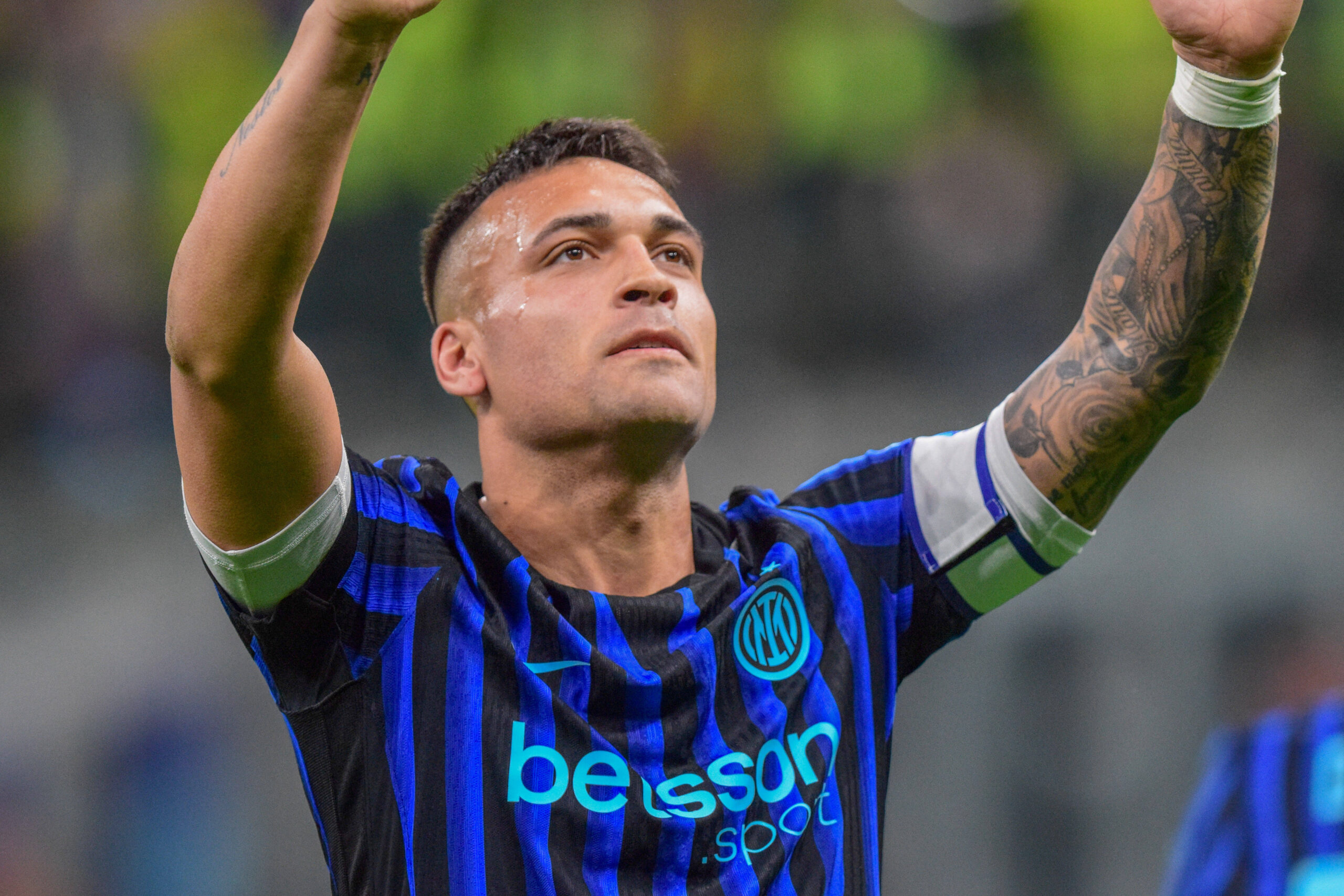 Lautaro Martinez esulta dopo un gol