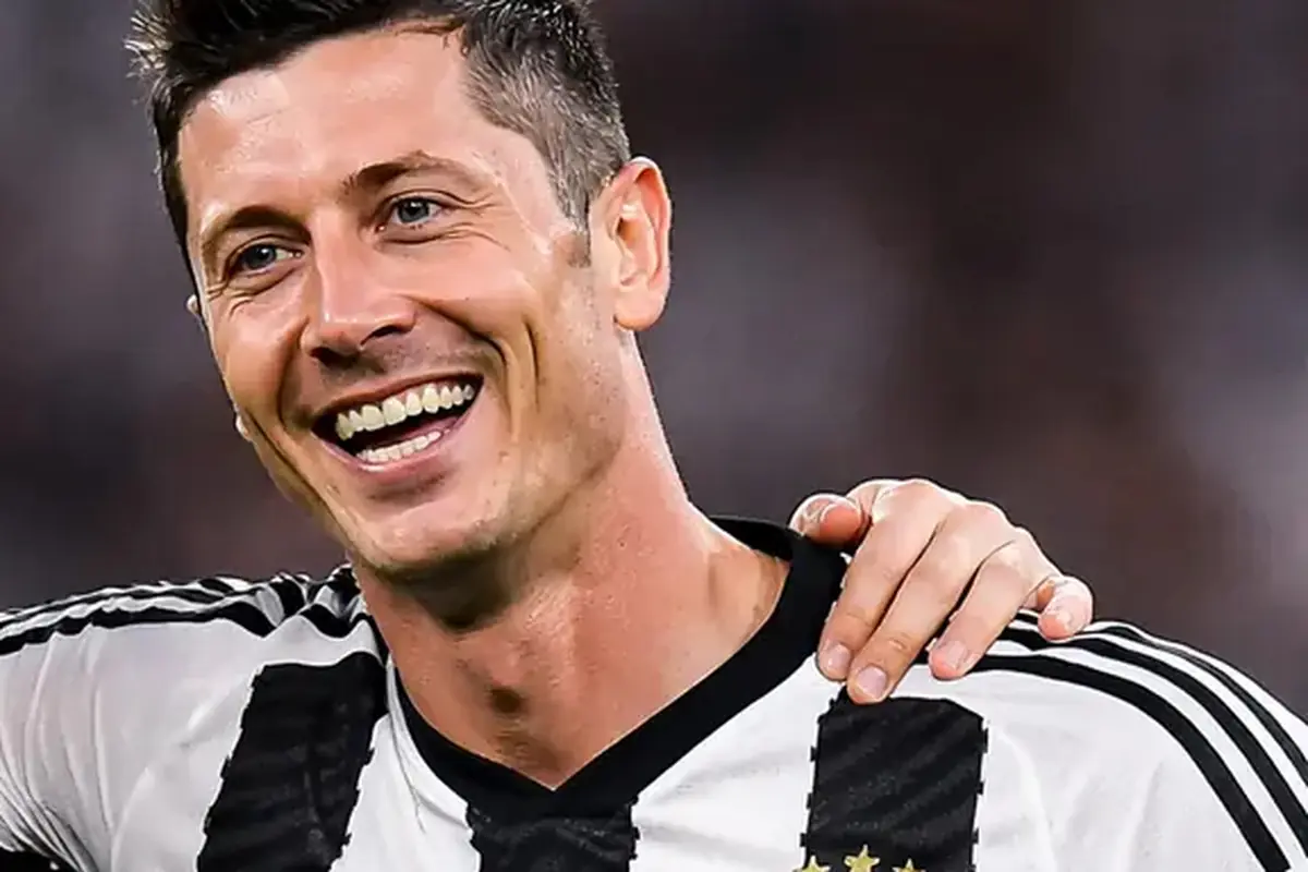 Lewandowski con la maglia della Juventus, immagine creata con intelligenza artificiale