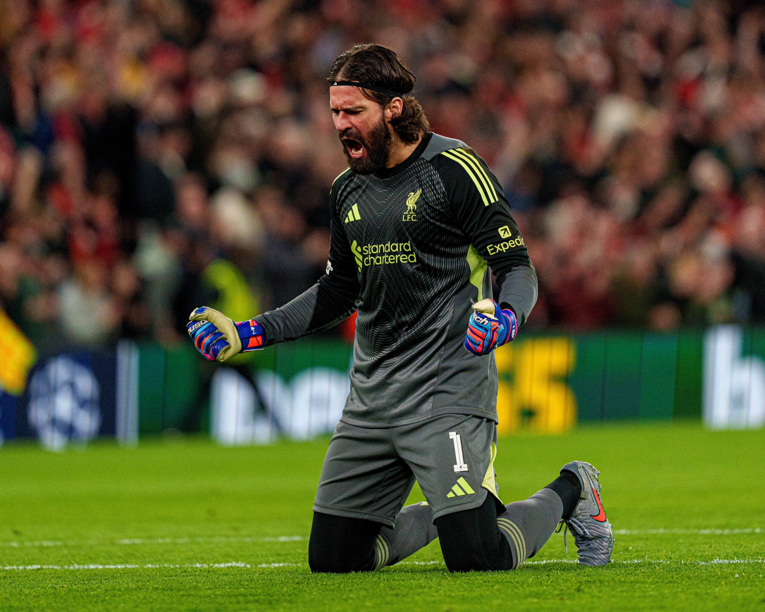 Alisson durante una partita di Champions League