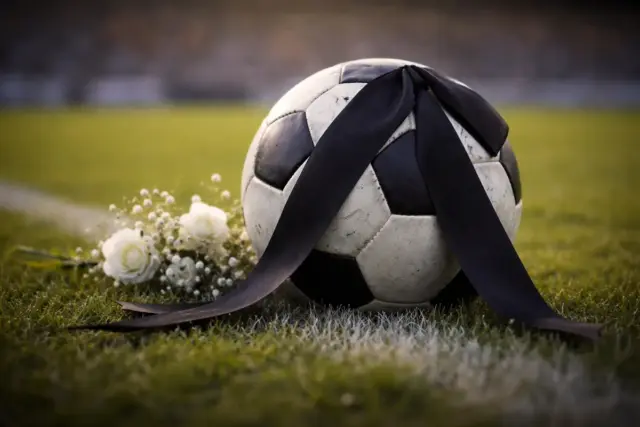 Lutto nel mondo del calcio, nastrino nero sul pallone e fiori sul campo
