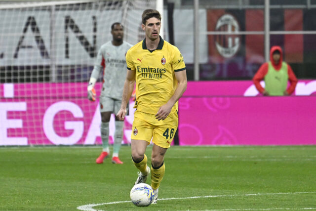 Matteo Gabbia in azione durante Milan-Como