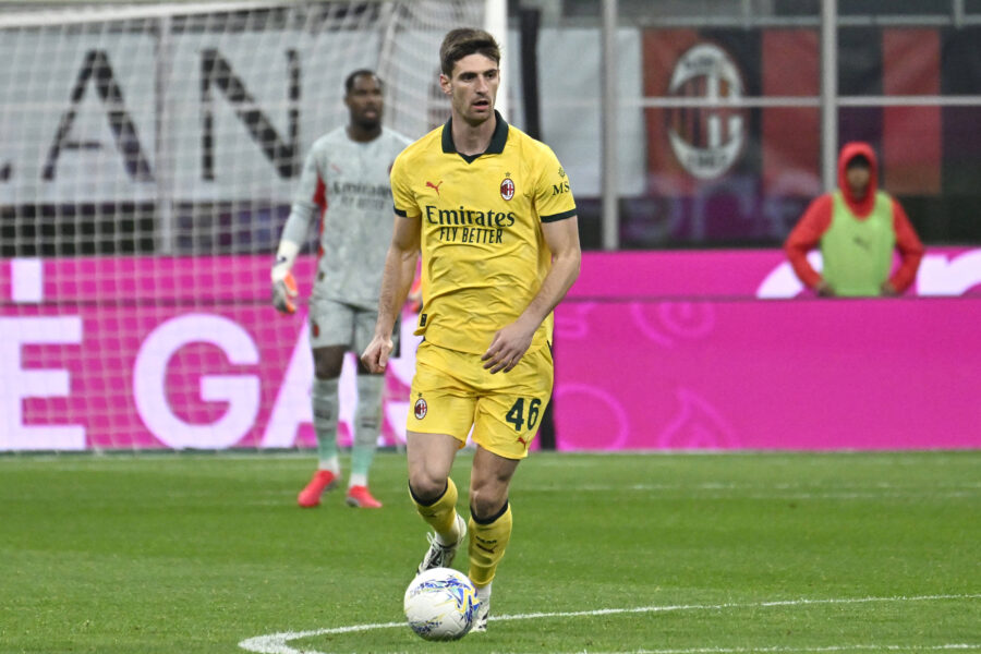 Matteo Gabbia in azione durante Milan-Como