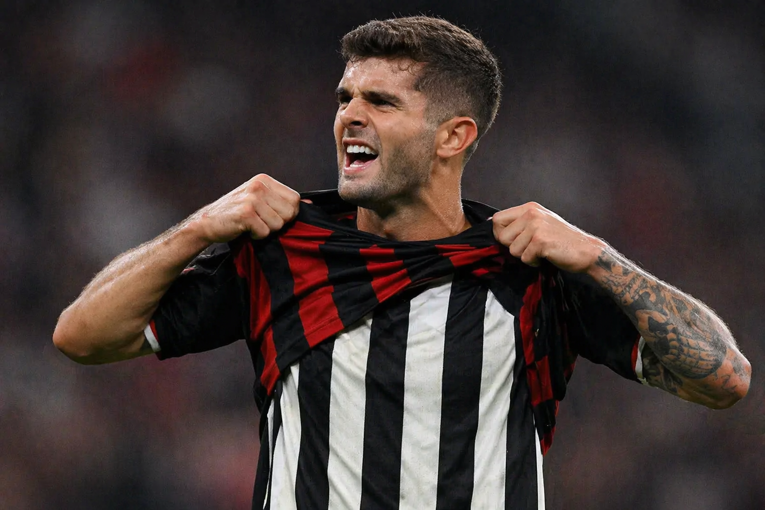 Pulisic si toglie la maglia del Milan e sotto si intravede quella della Juve, immagine creata con l'intelligenza artificiale