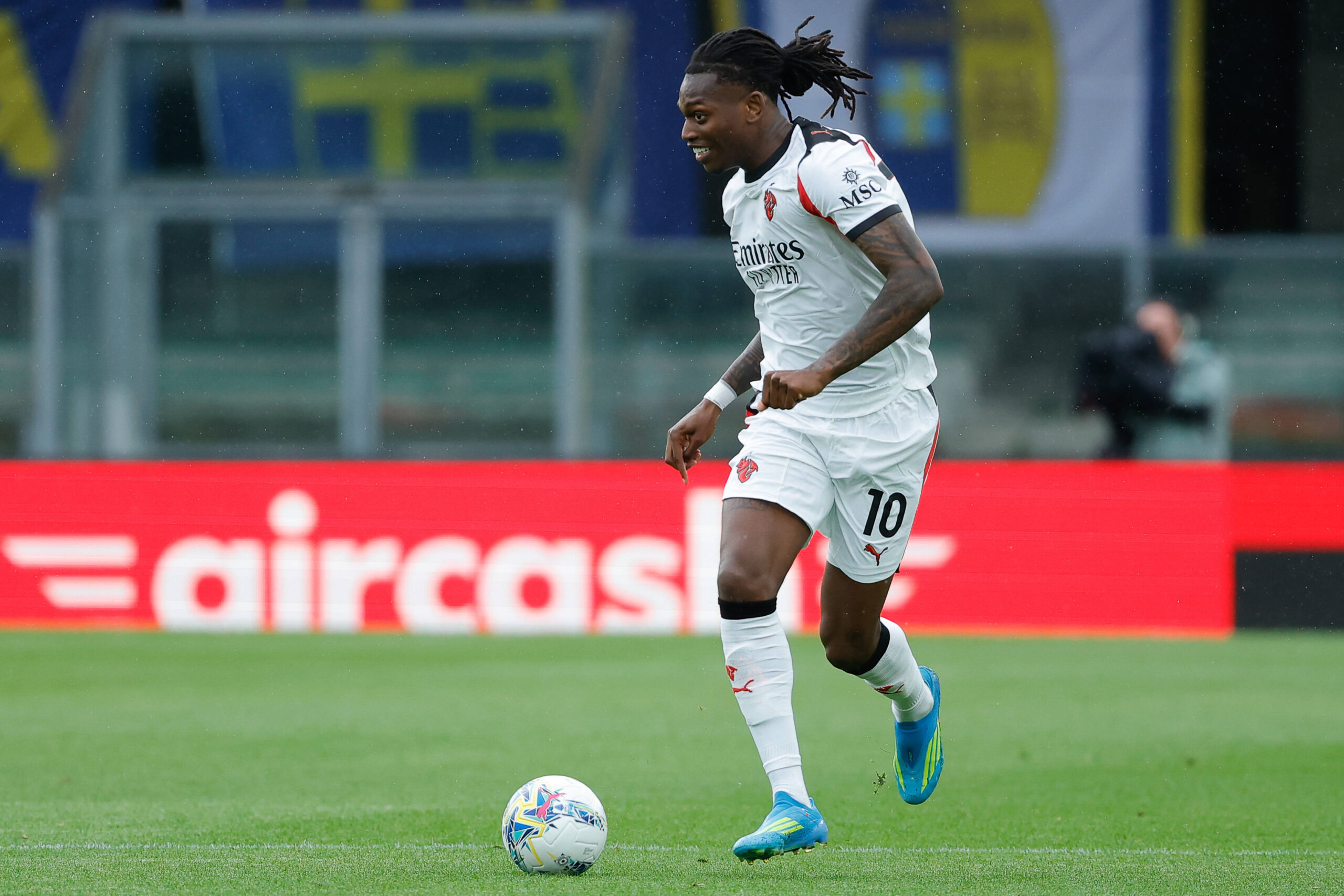 Rafael Leao in uscita dal Milan