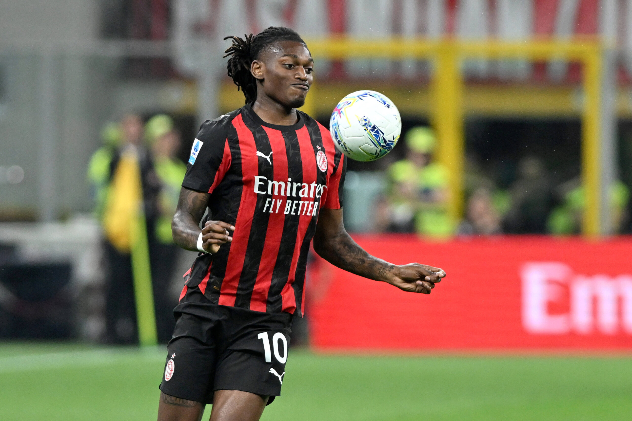 Leao in azione con il Milan