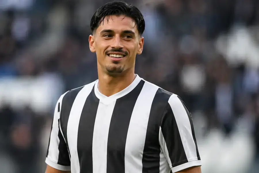 Reijnders con la maglia della Juventus, immagine creata con intelligenza artificiale