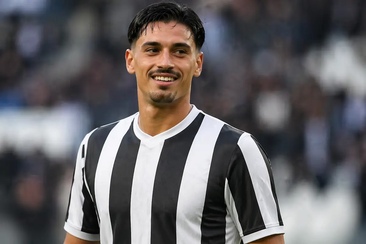 Reijnders con la maglia della Juventus, immagine creata con intelligenza artificiale