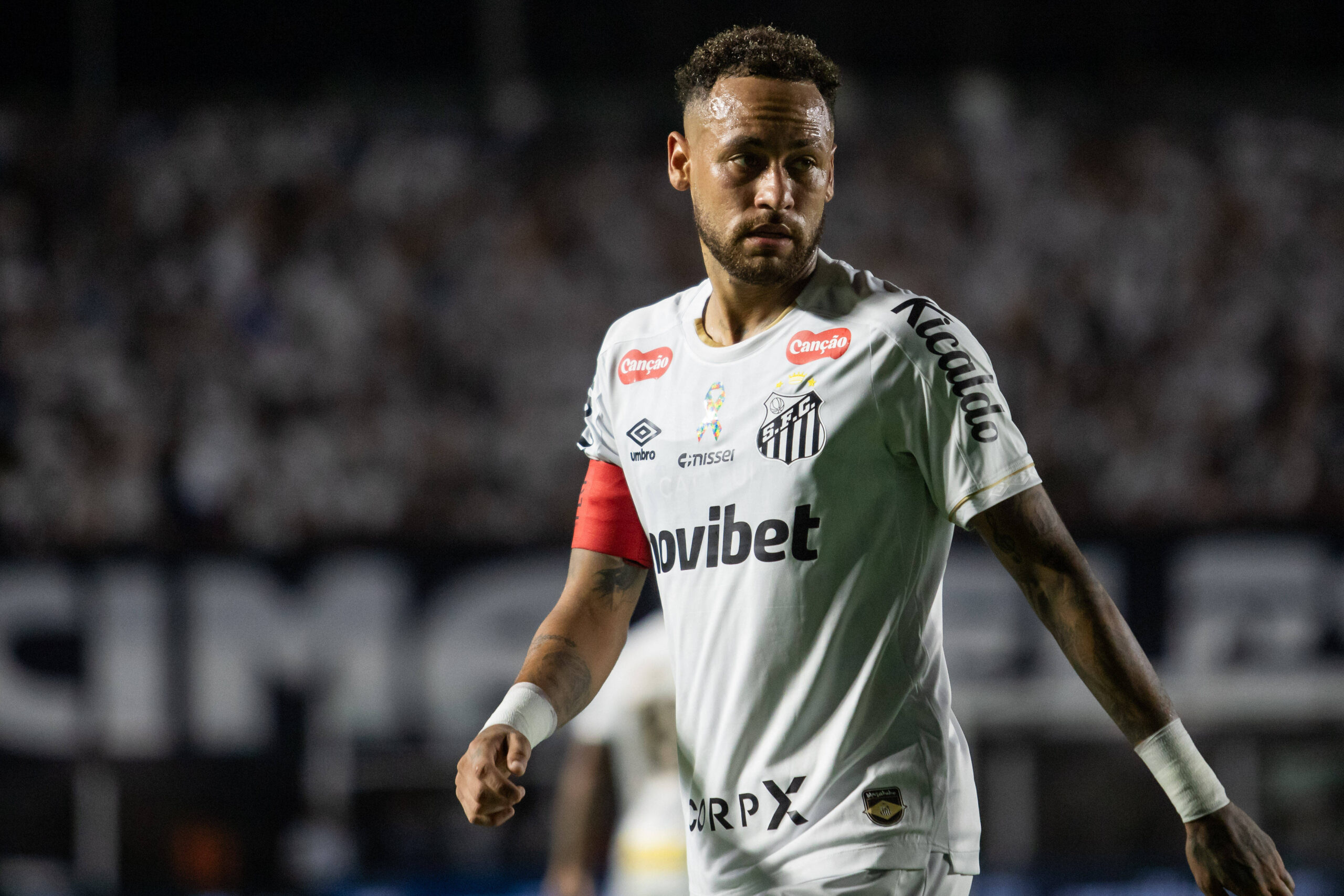 Neymar durante una partita con il Santos