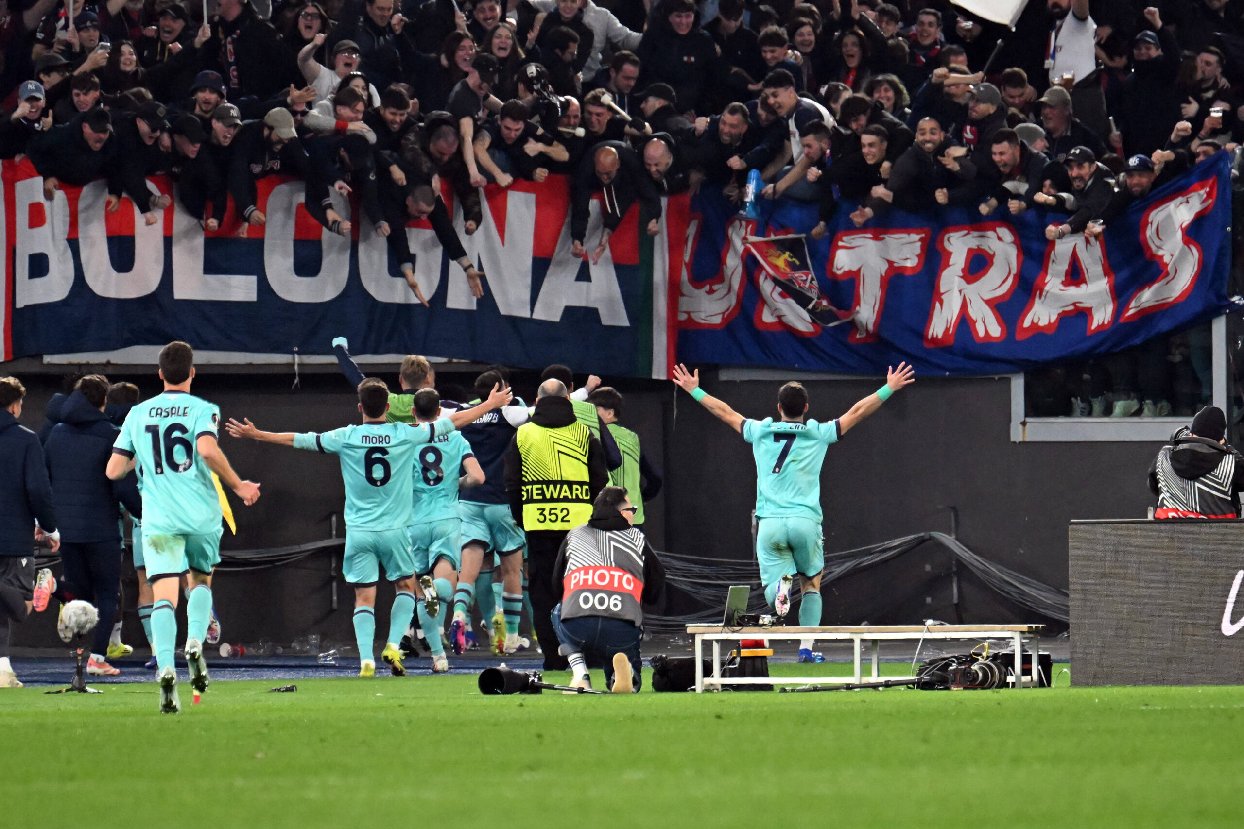 Il Bologna esulta durante una gra di Europa League