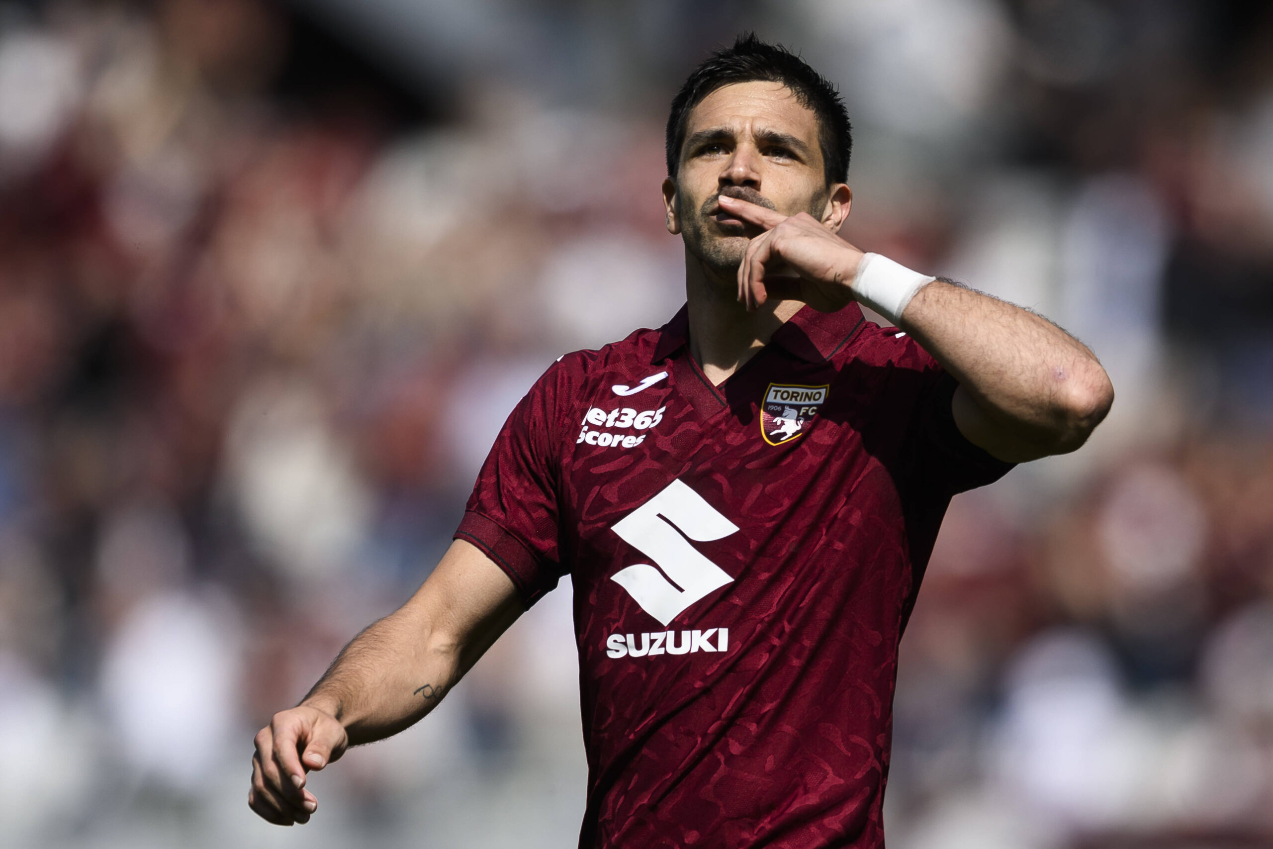 Giovanni Simeone esulta dopo un gol