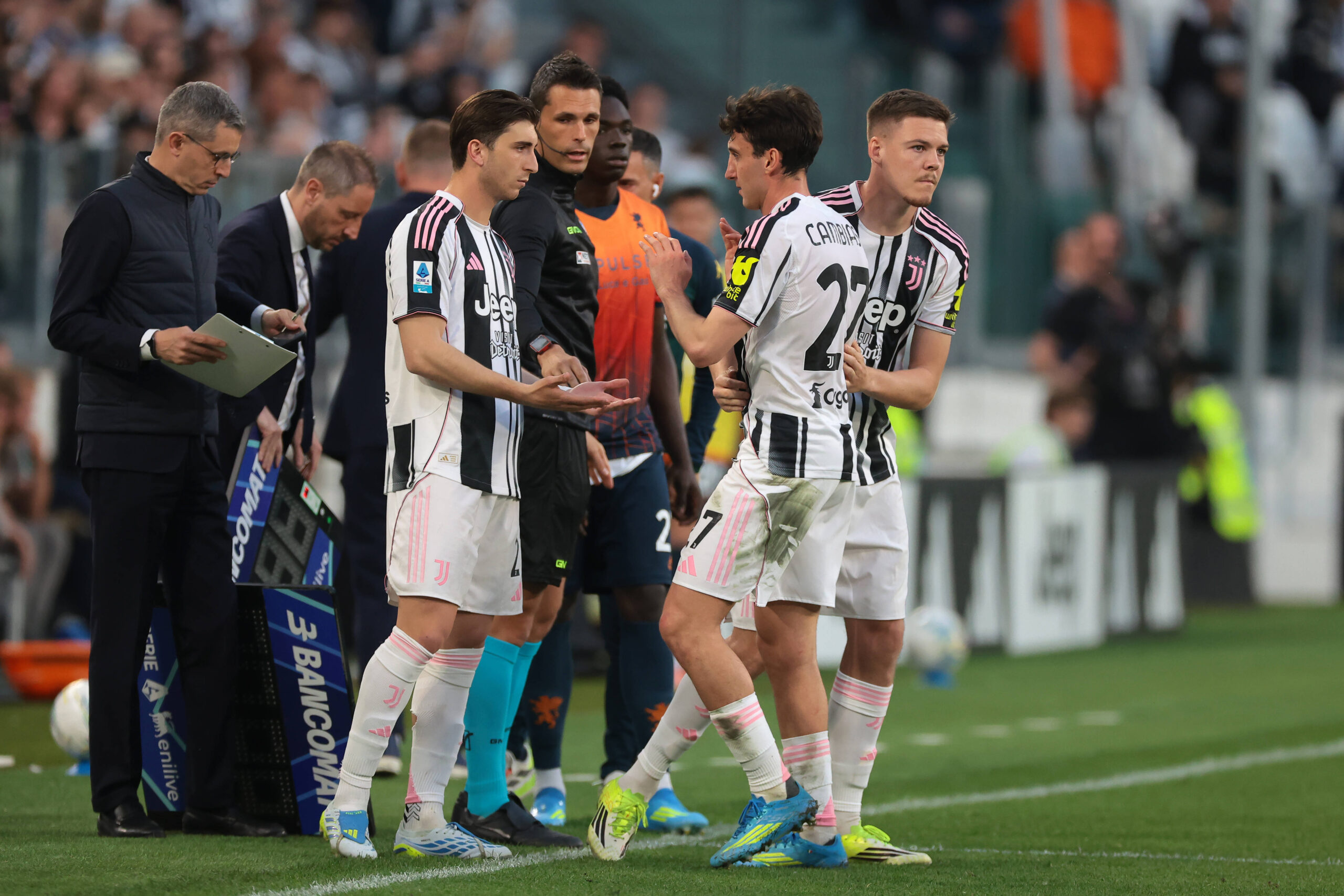 Holm in campo al posto di Cambiaso durante Juventus-Genoa