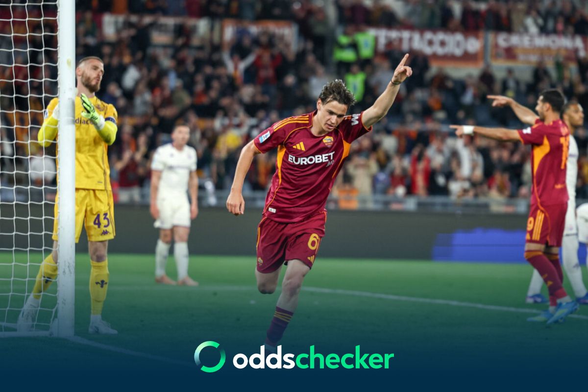 Niccolò Pisilli esulta dopo il gol alla Fiorentina