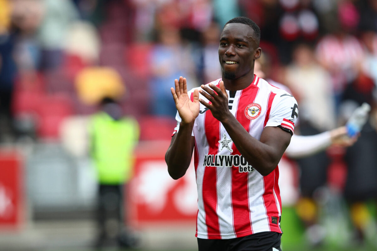 Michael Kayode con la maglia del Brentford