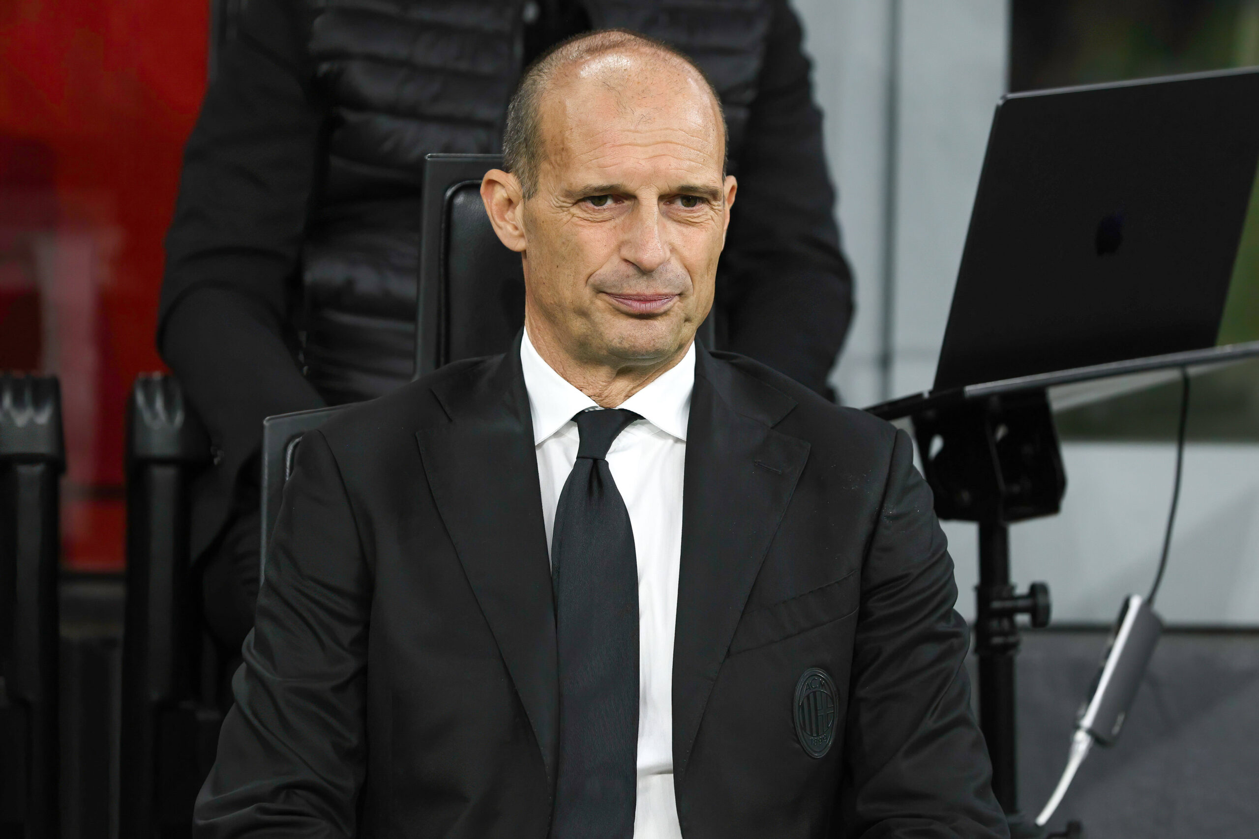 Massimiliano Allegri accostato alla panchina del Napoli