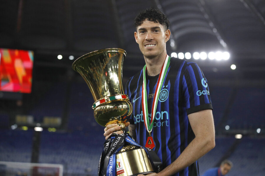 Bastoni con la Coppa Italia