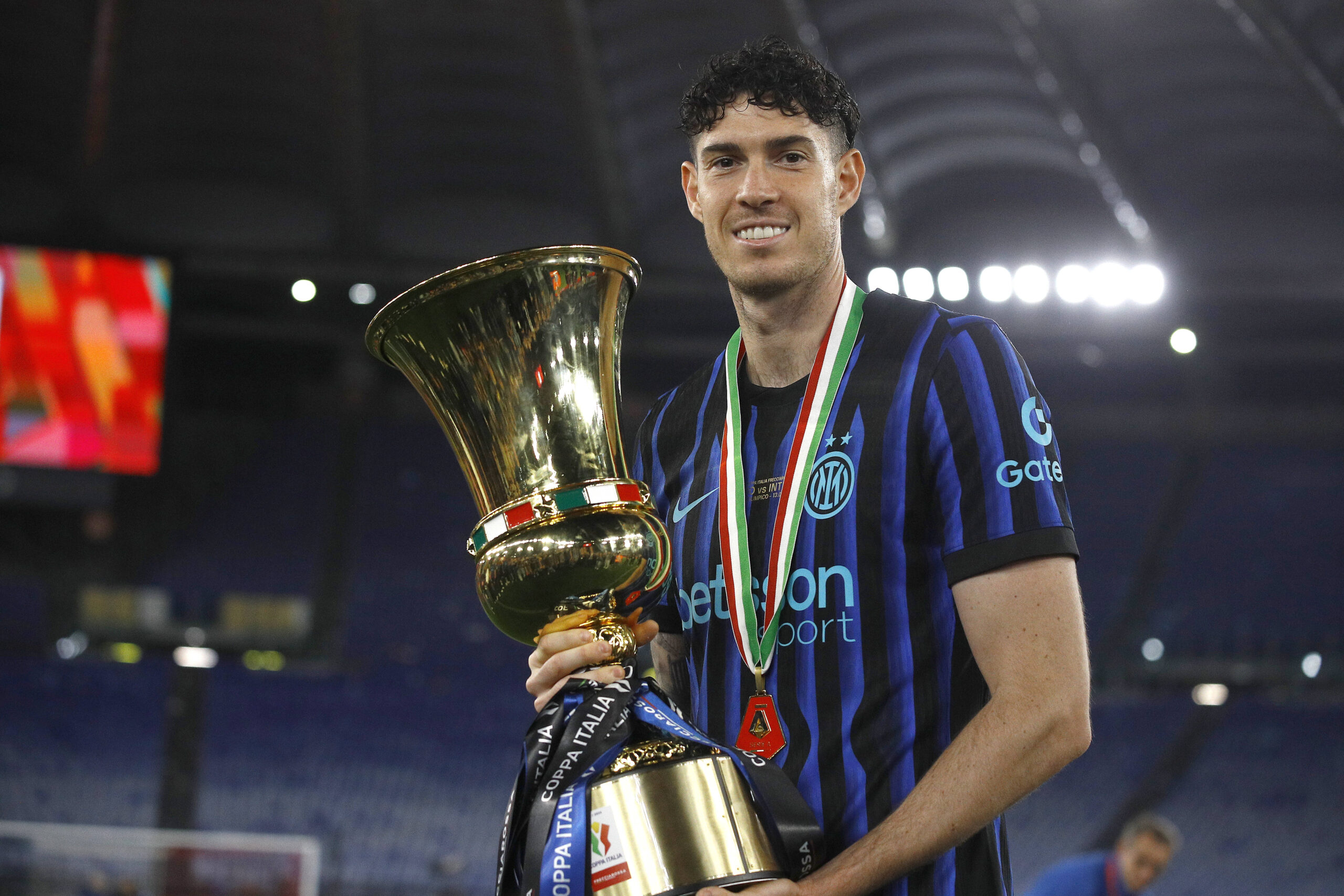 Bastoni con la Coppa Italia