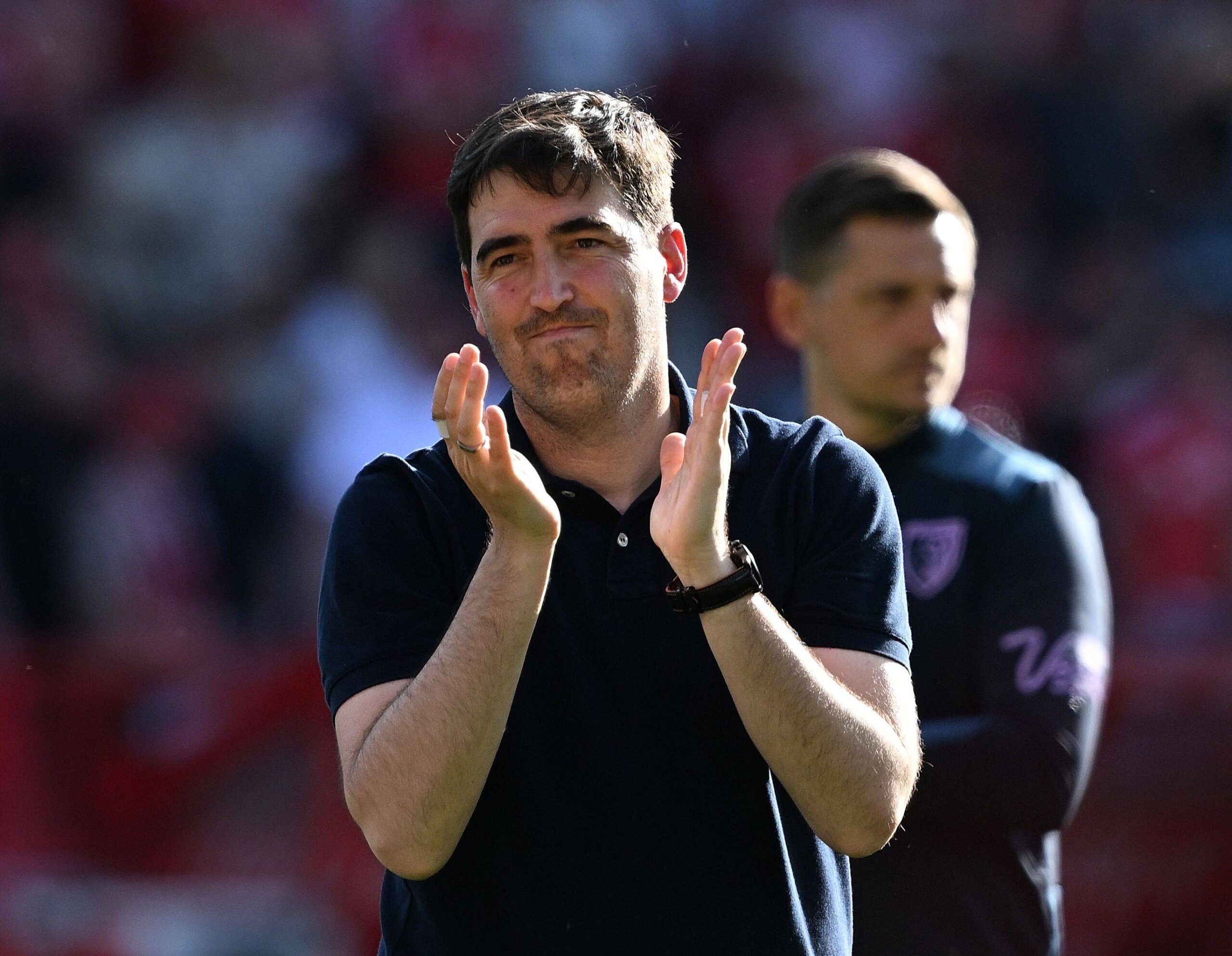 Andoni Iraola vicino alla panchina del Liverpool