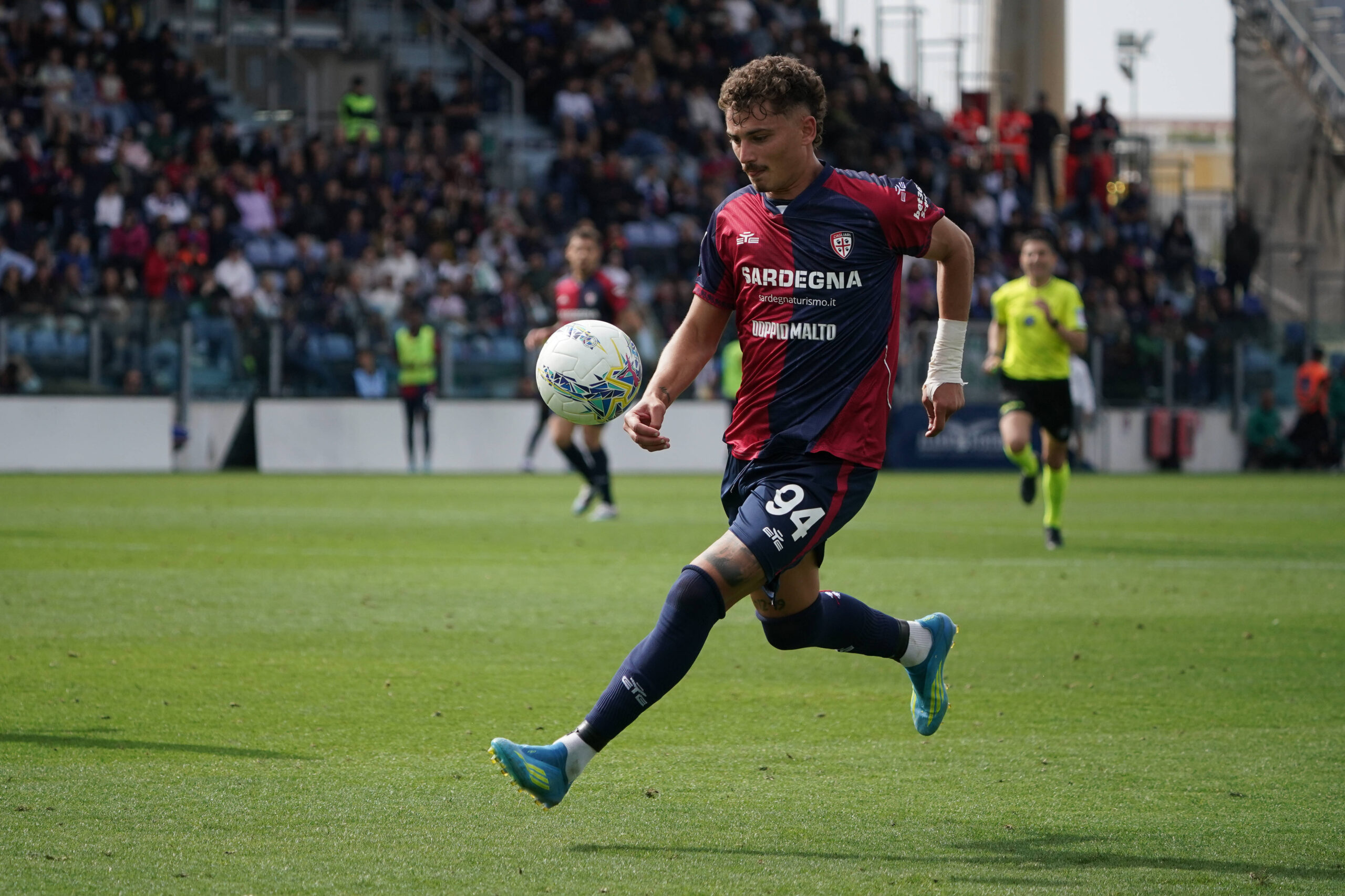 Sebastiano Esposito in azione con il Cagliari
