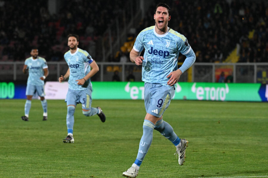 Vlahovic esulta dopo il gol al Lecce