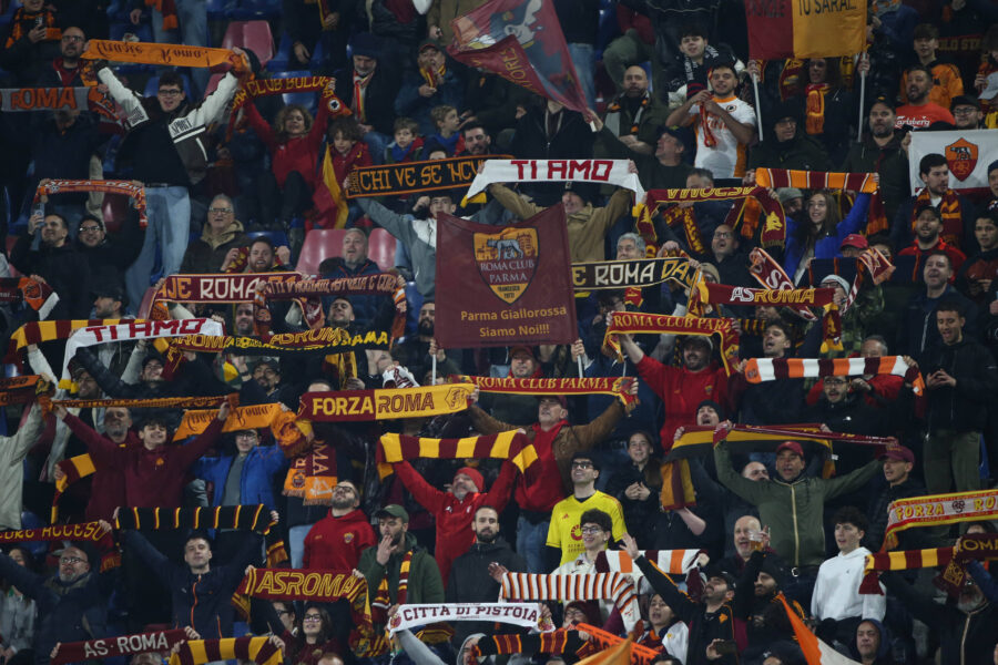 CALCIO - UEFA Europa League - Bologna FC vs AS Roma 12.03.2026 Europa League 8 di finale : Bologna vs Roma Nella foto: Tifosi (Foto Gino Mancini) Bologna Italy PUBLICATIONxNOTxINxFRAxUK Copyright: xIPAxSport ABACAx