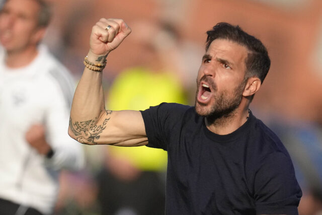 Fabregas esulta per la vittoria del suo Como