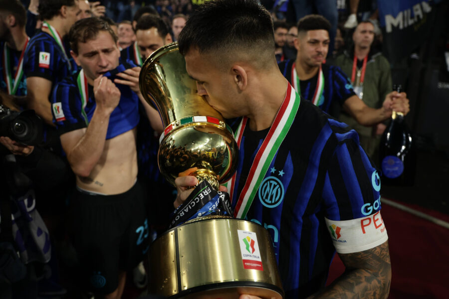 Lautaro con la Coppa Italia