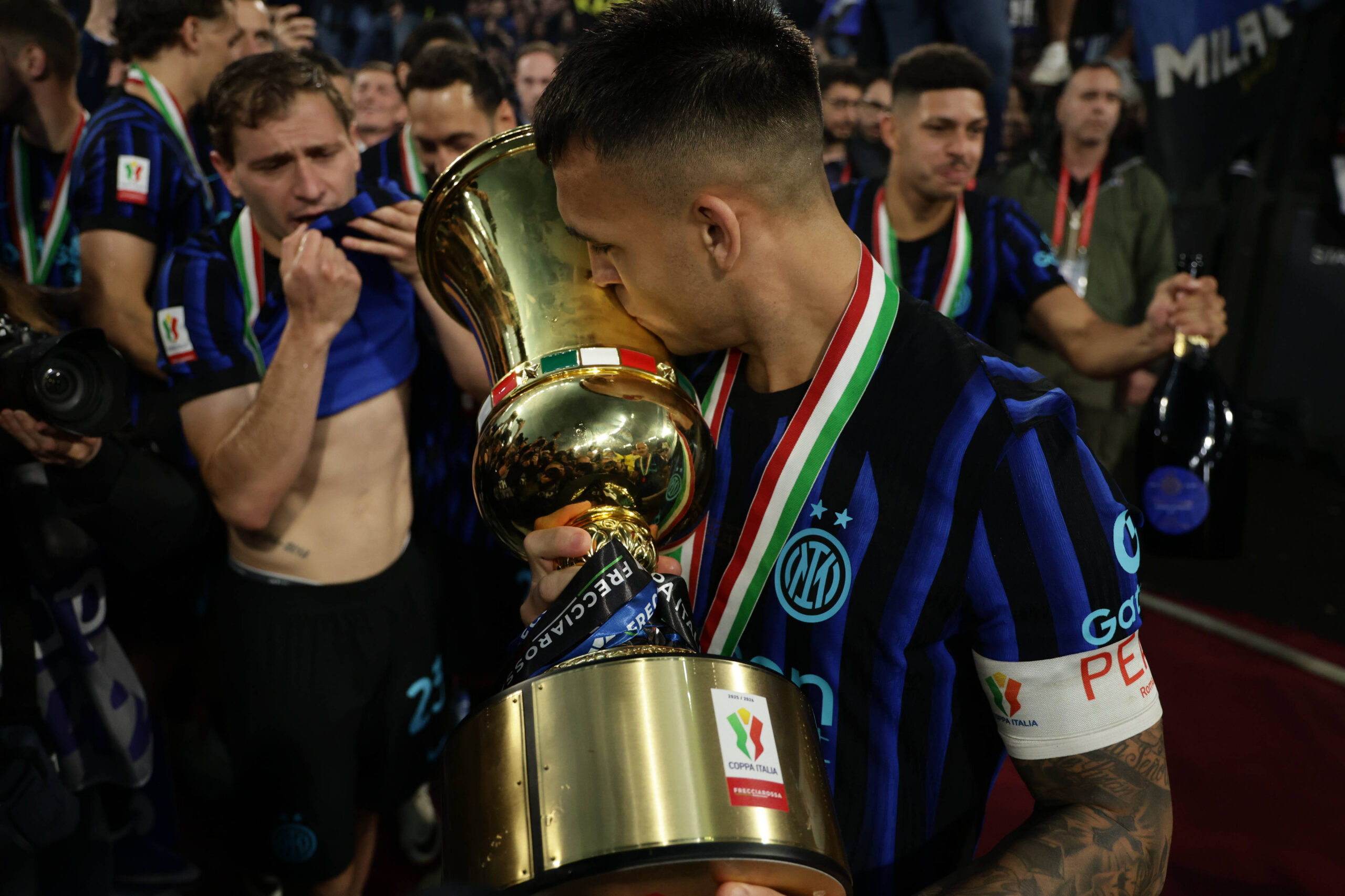 Lautaro con la Coppa Italia