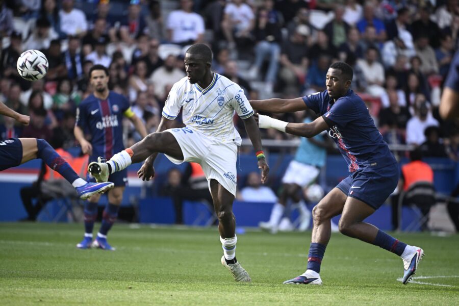 Bamba Dieng in azione con il Lorient