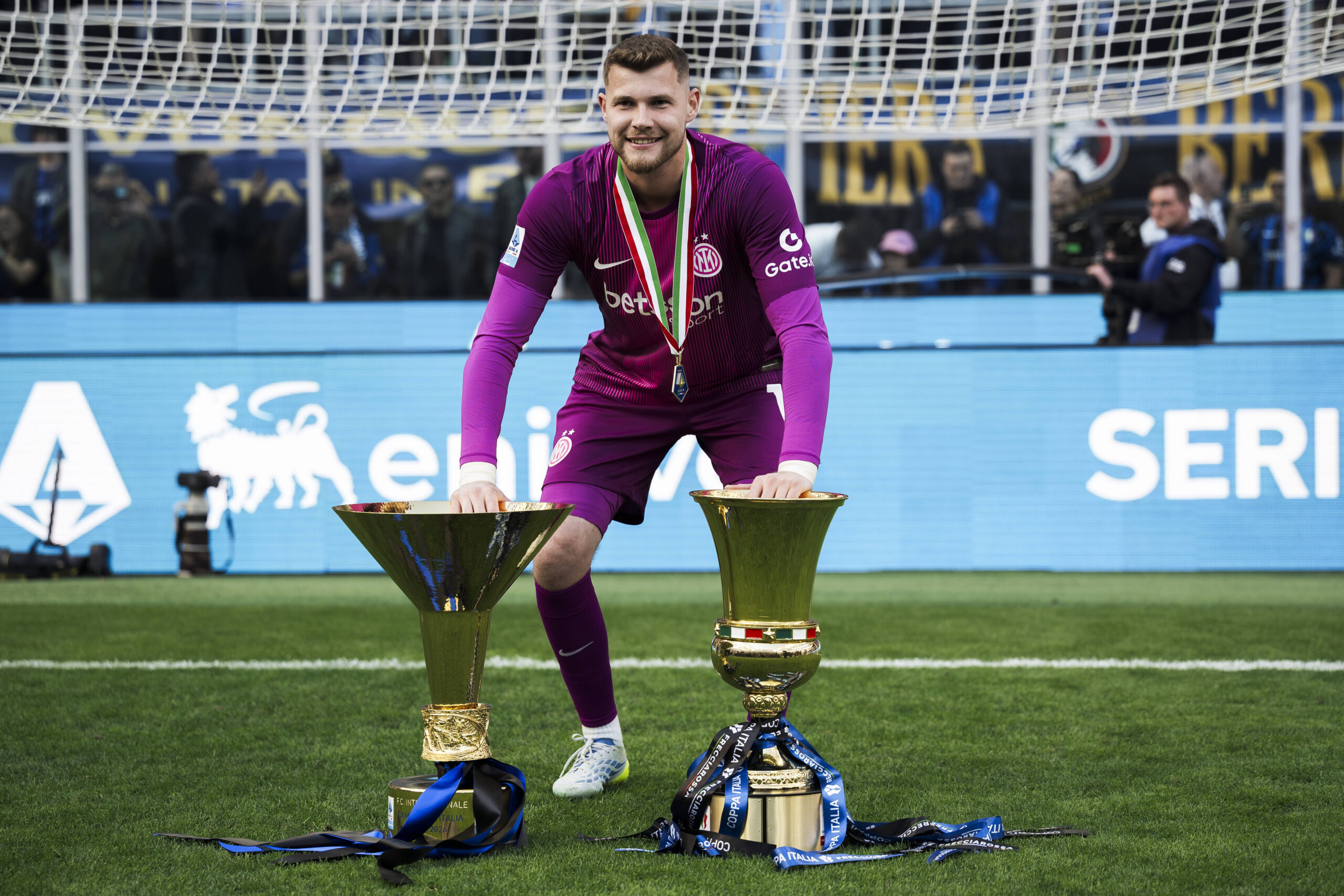Josep Martinez con le coppe vinte con l'Inter