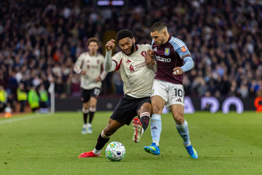 Joe Gomez in azione con il Liverpool