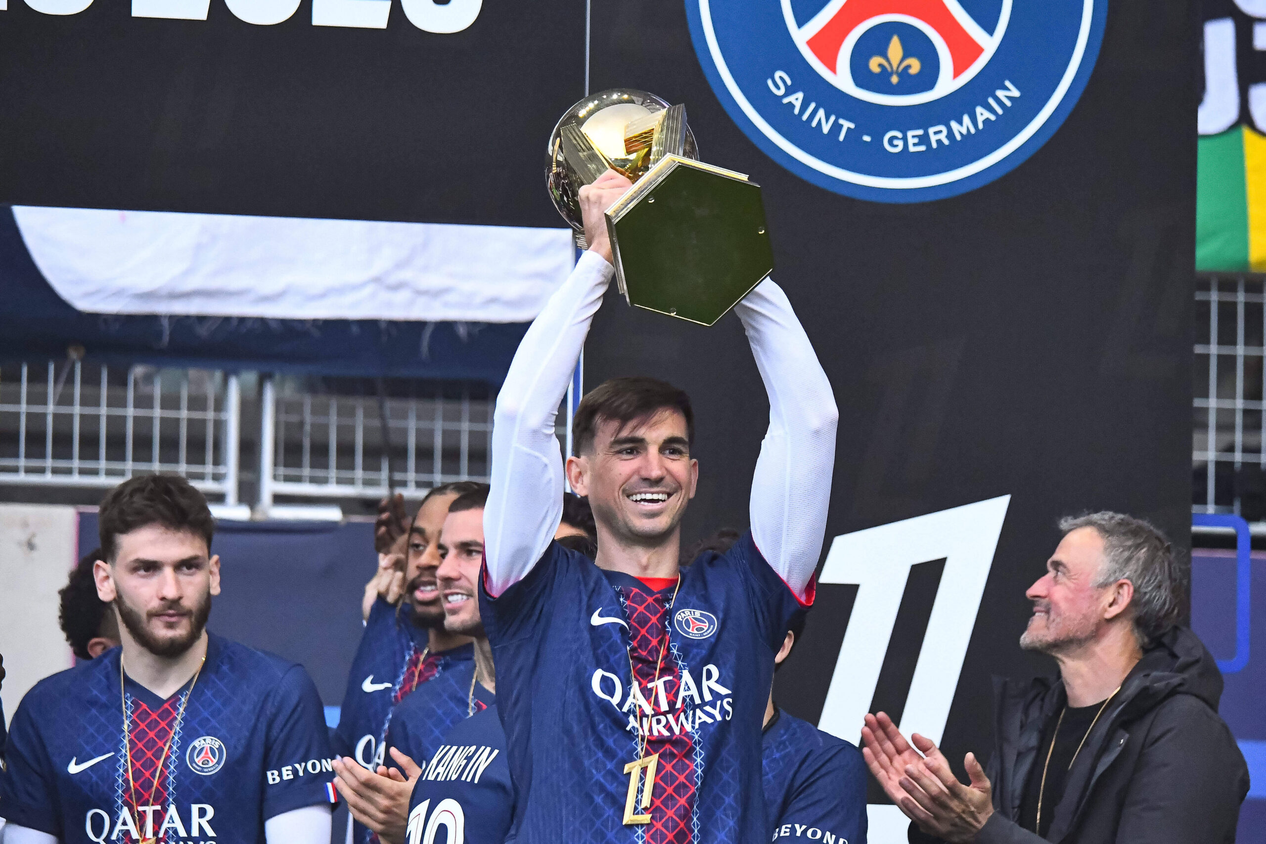 Fabian Ruiz festeggia con la coppa della Ligue 1